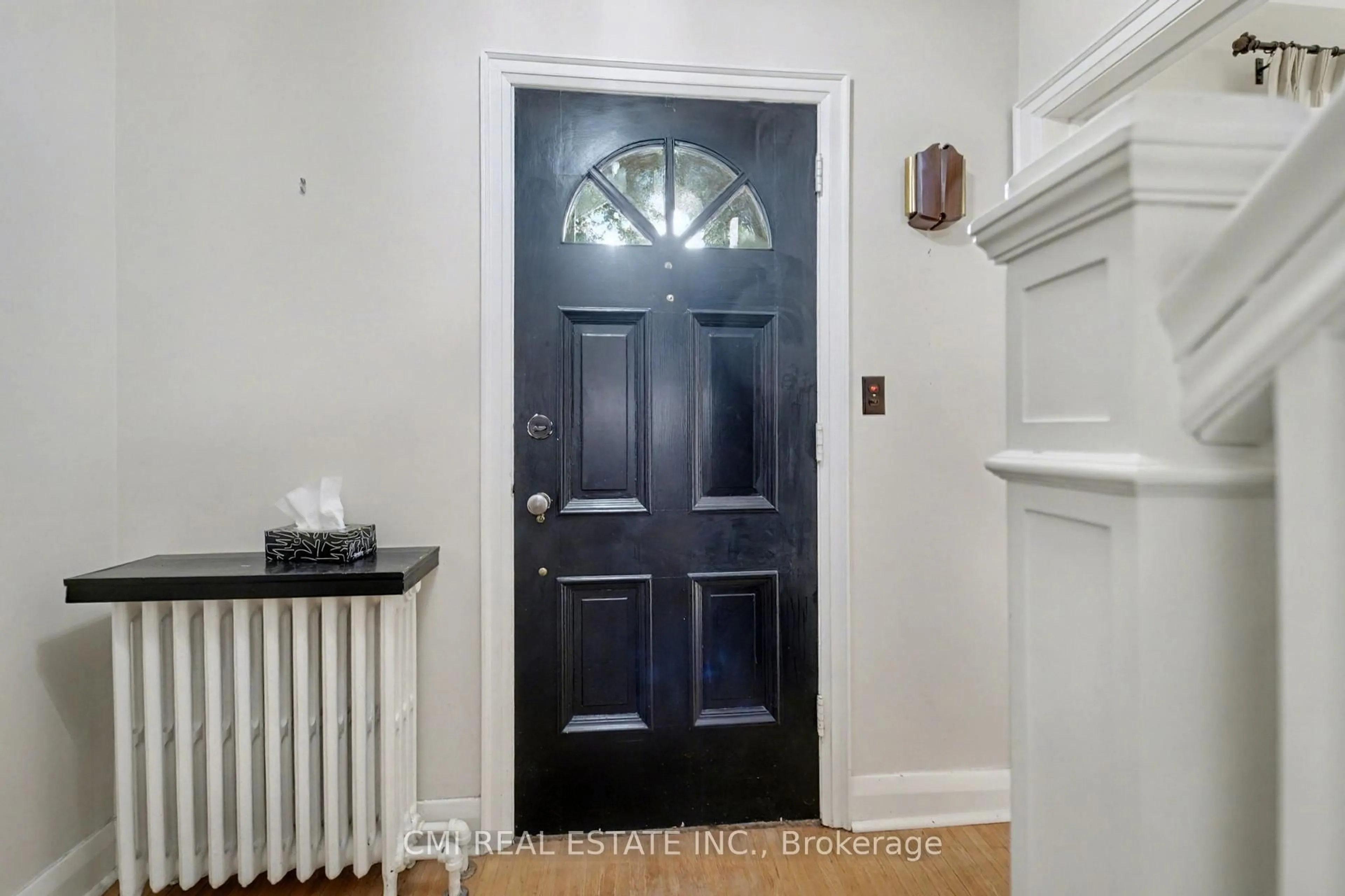 Indoor entryway for 2317 Lakeshore Rd, Burlington Ontario L7R 1B3