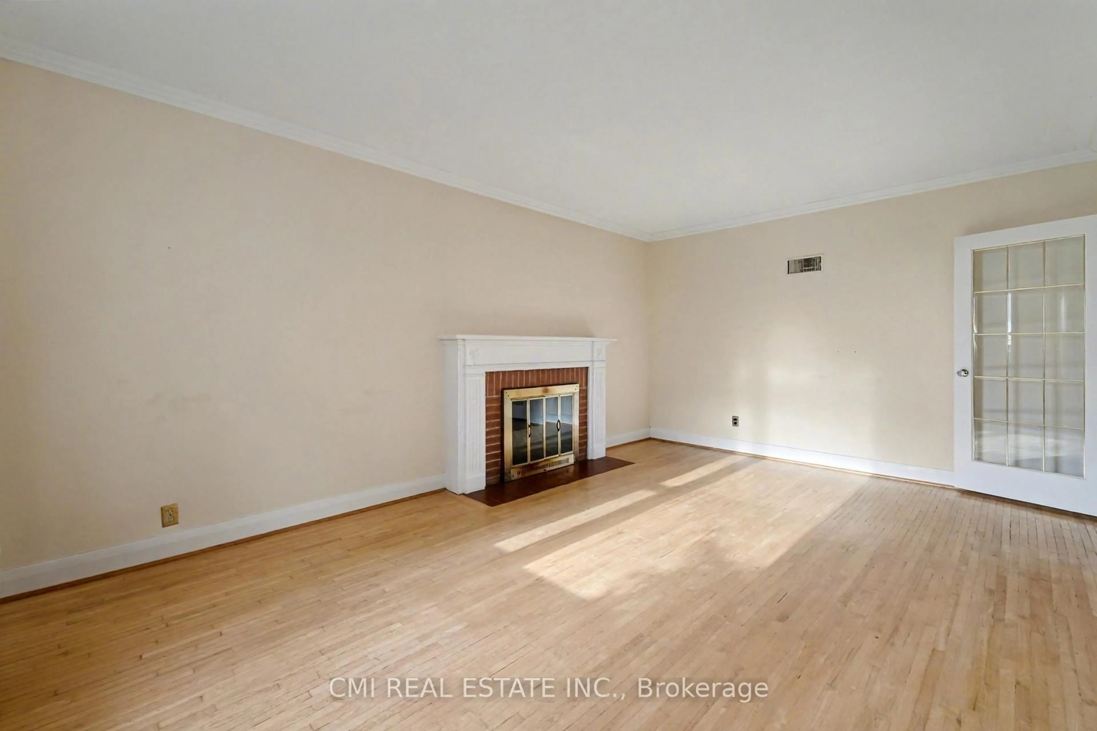 A pic of a room for 2317 Lakeshore Rd, Burlington Ontario L7R 1B3