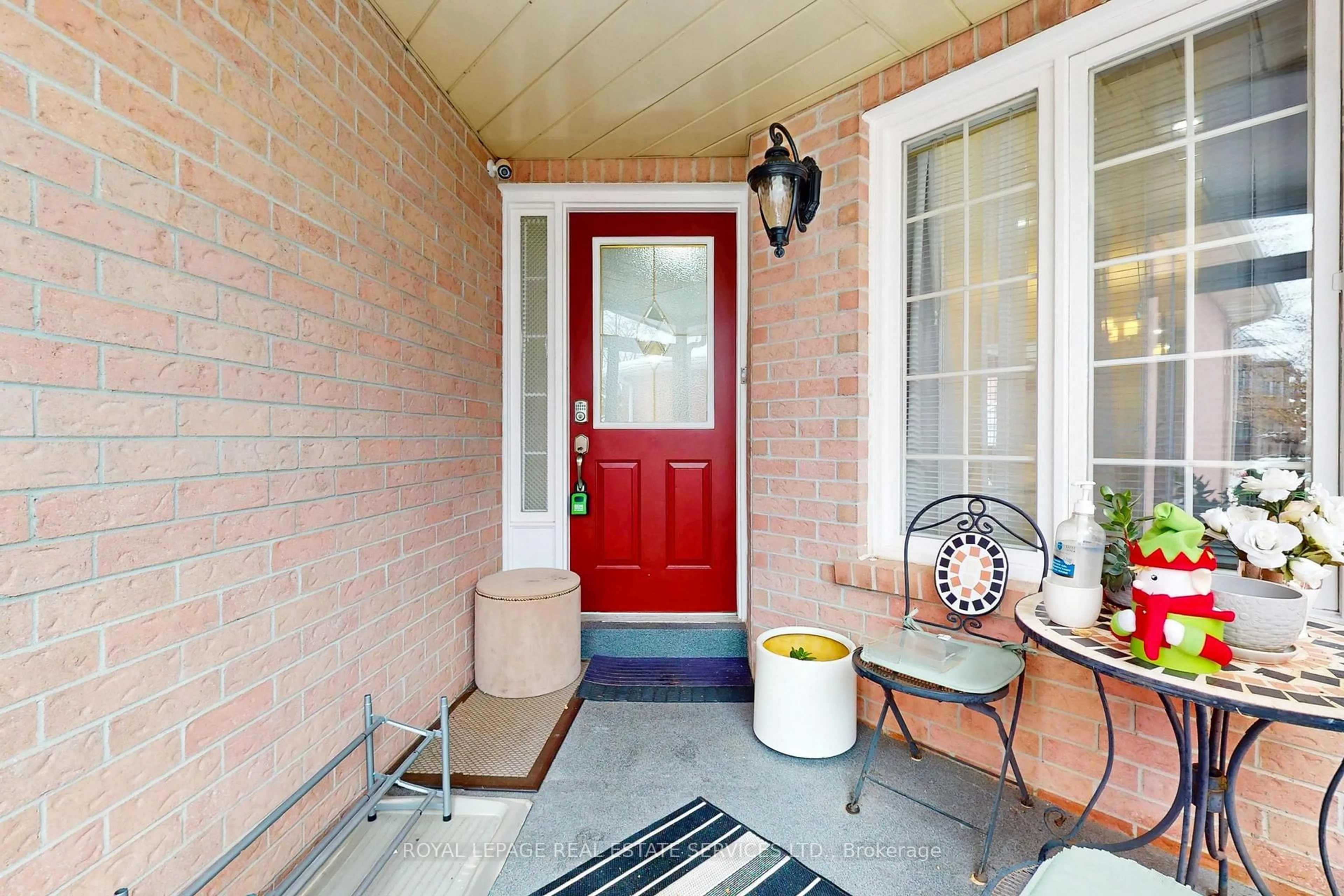 Indoor entryway for 47 Hood Cres, Brampton Ontario L6Y 4S7