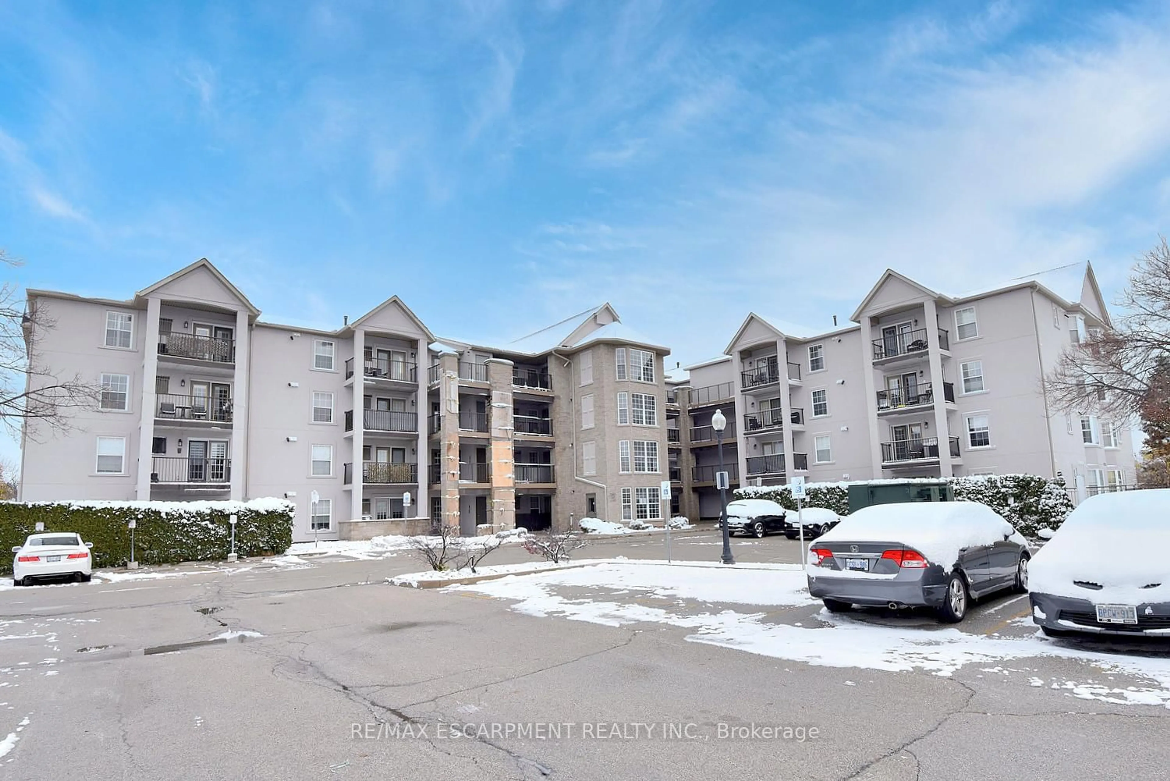 A pic from outside/outdoor area/front of a property/back of a property/a pic from drone, unknown for 1421 Walkers Line #203, Burlington Ontario L7M 4P4