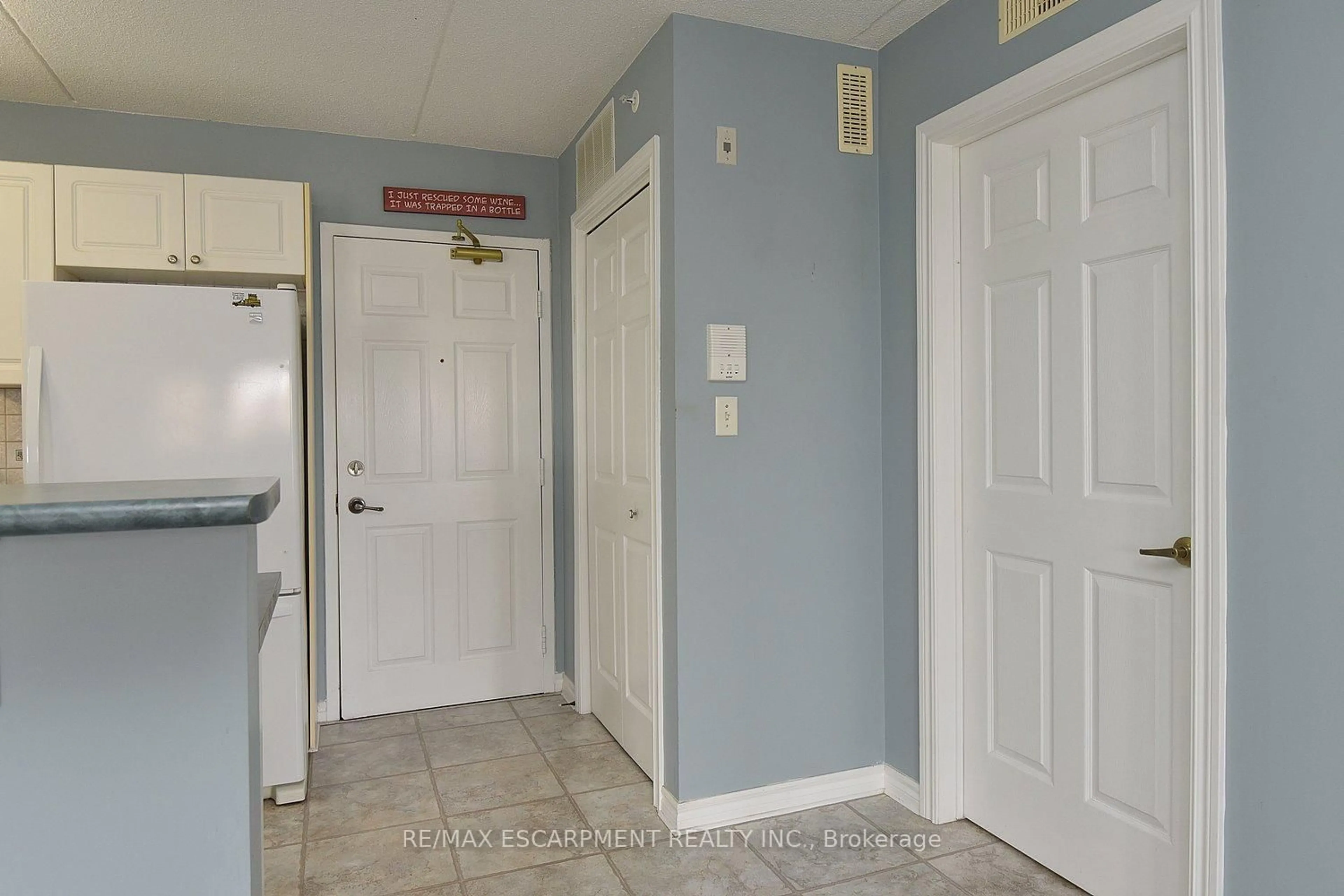 Indoor entryway for 1421 Walkers Line #203, Burlington Ontario L7M 4P4