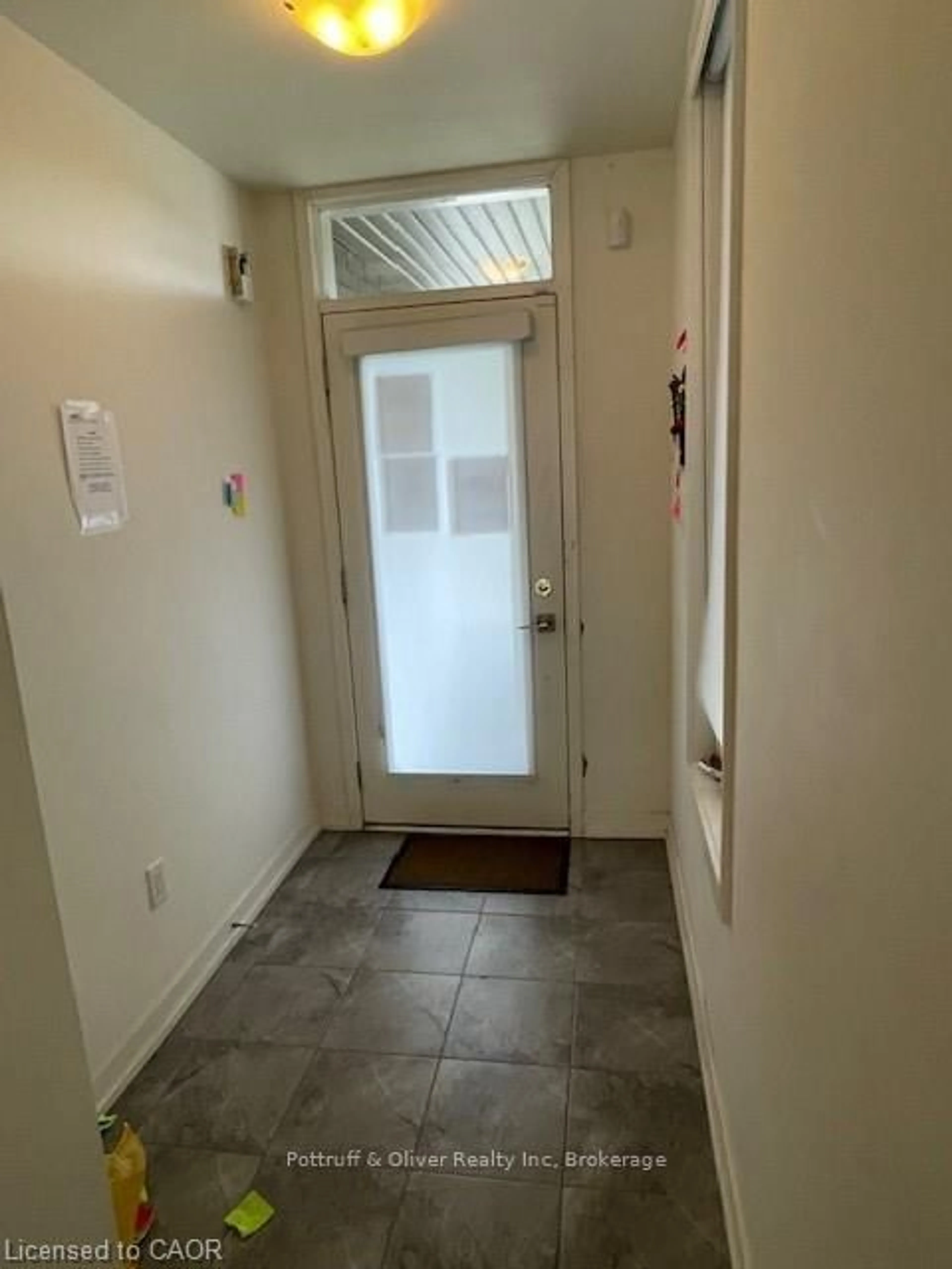 Indoor entryway for 205 Sabina Dr, Oakville Ontario L6H 0L4