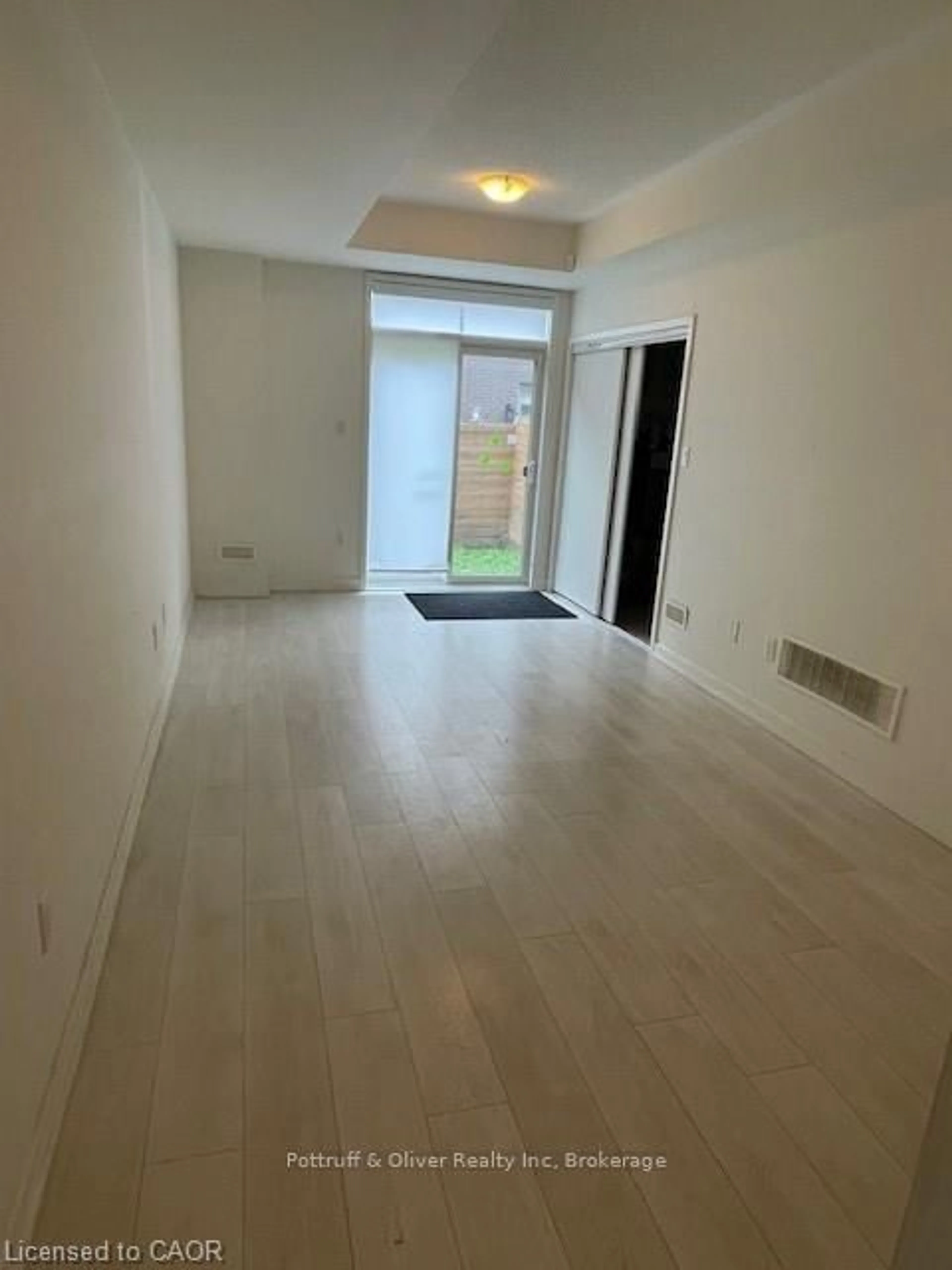 A pic of a room for 205 Sabina Dr, Oakville Ontario L6H 0L4