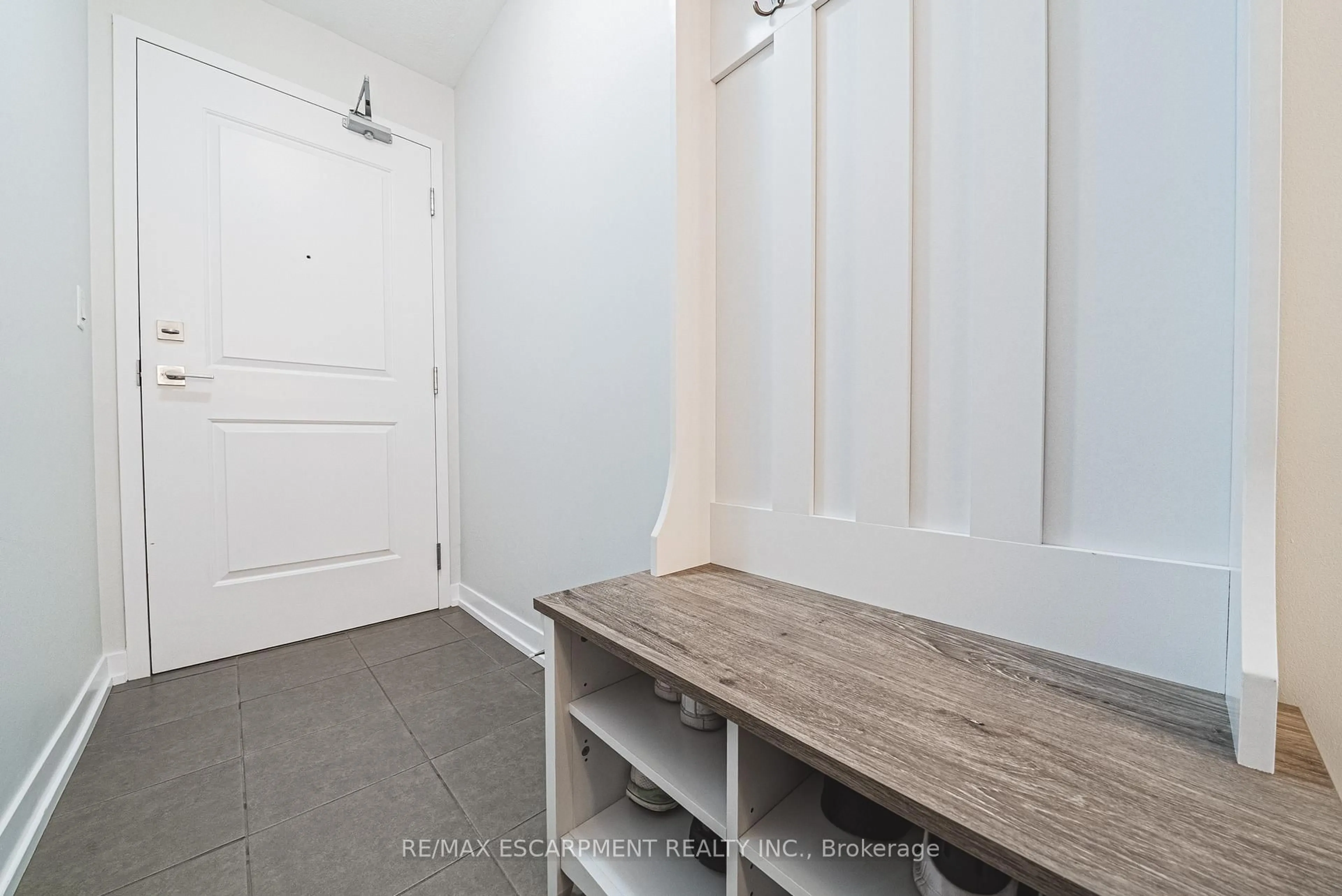 Indoor entryway for 2486 Old Bronte Rd #329, Oakville Ontario L6M 0Y4