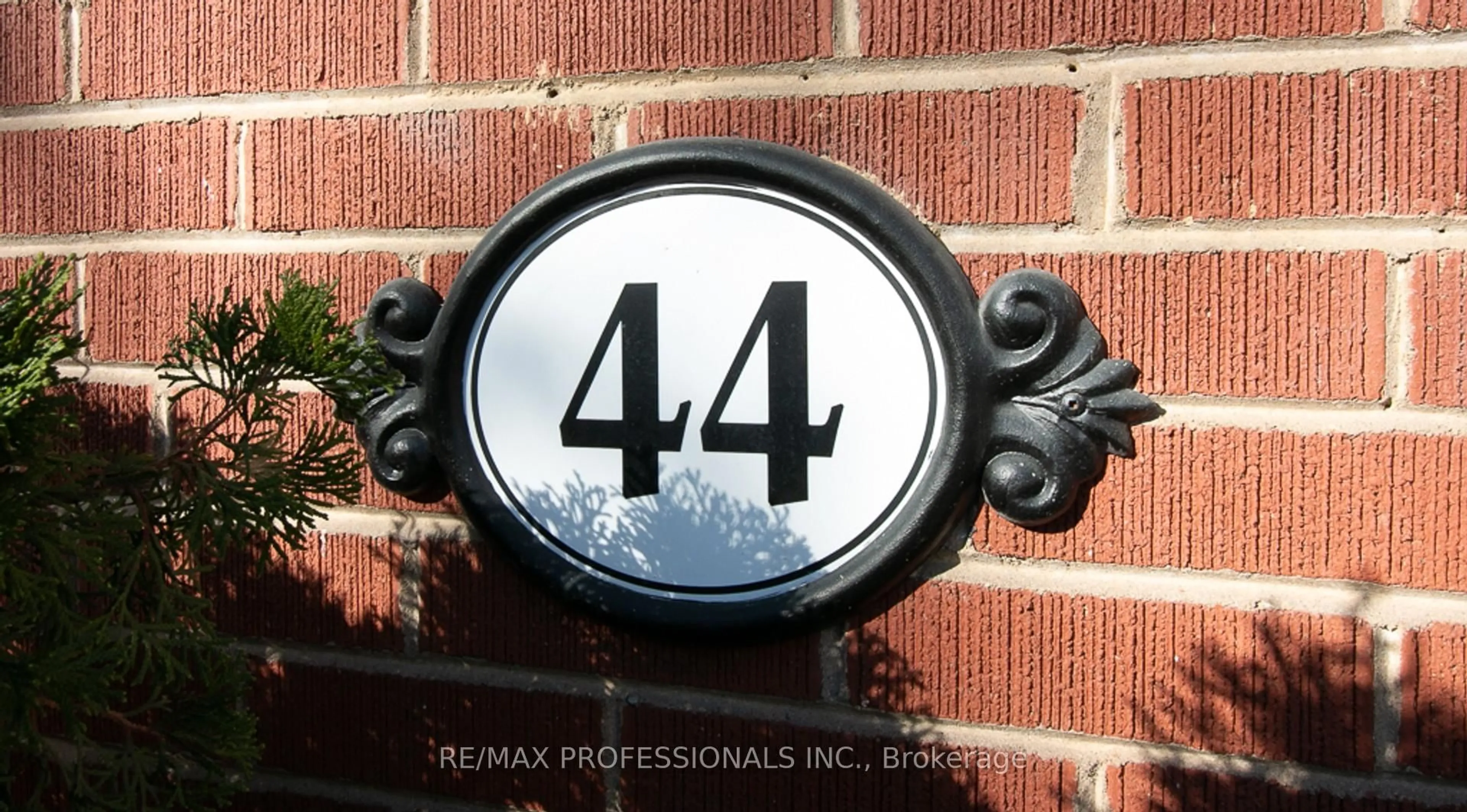 Indoor entryway for 44 Robin Hood Rd, Toronto Ontario M9A 2W8