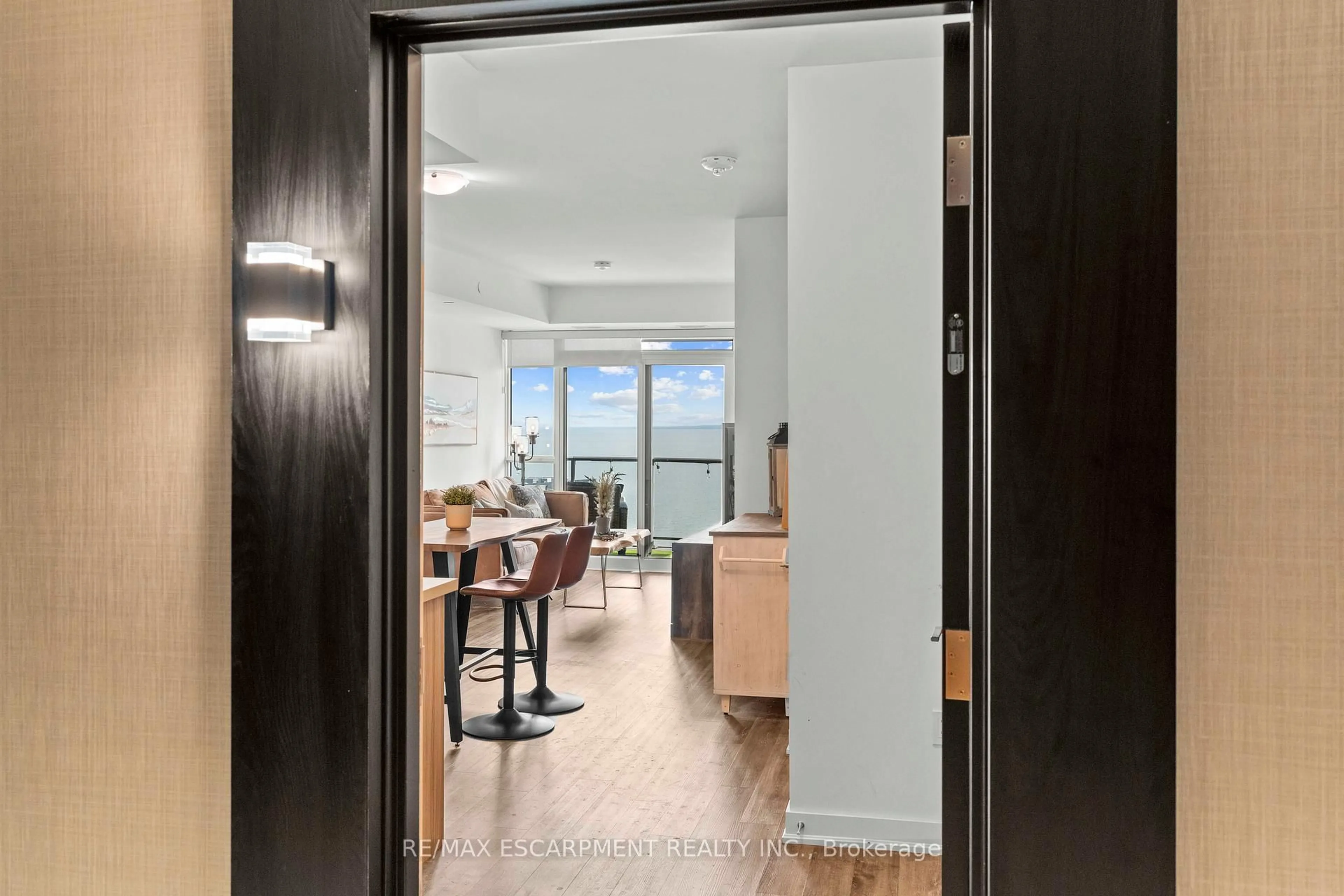 Indoor entryway for 2007 James St #1604, Burlington Ontario L7R 1H1