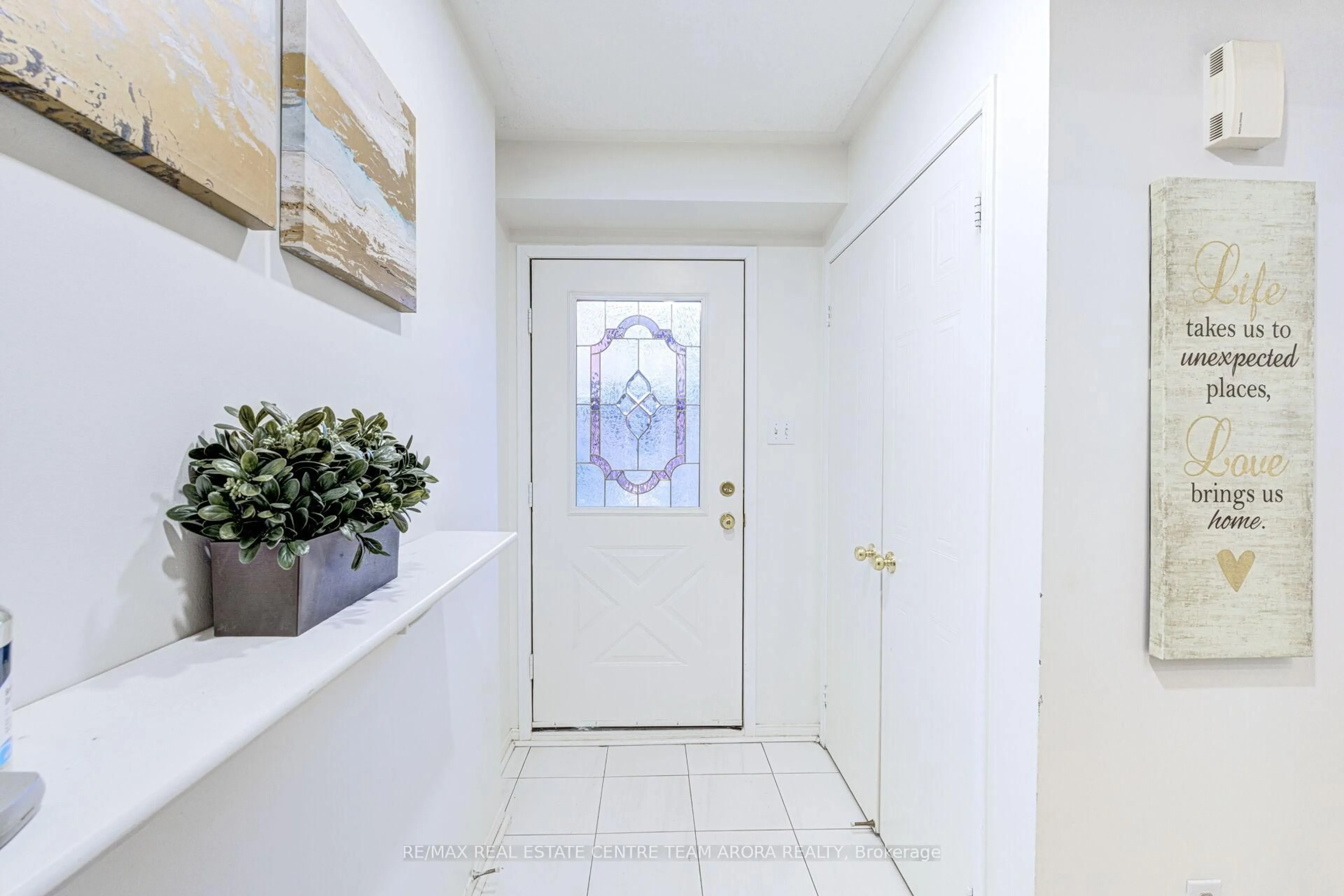 Indoor entryway for 2945 Thomas St #93, Mississauga Ontario L5M 6C1