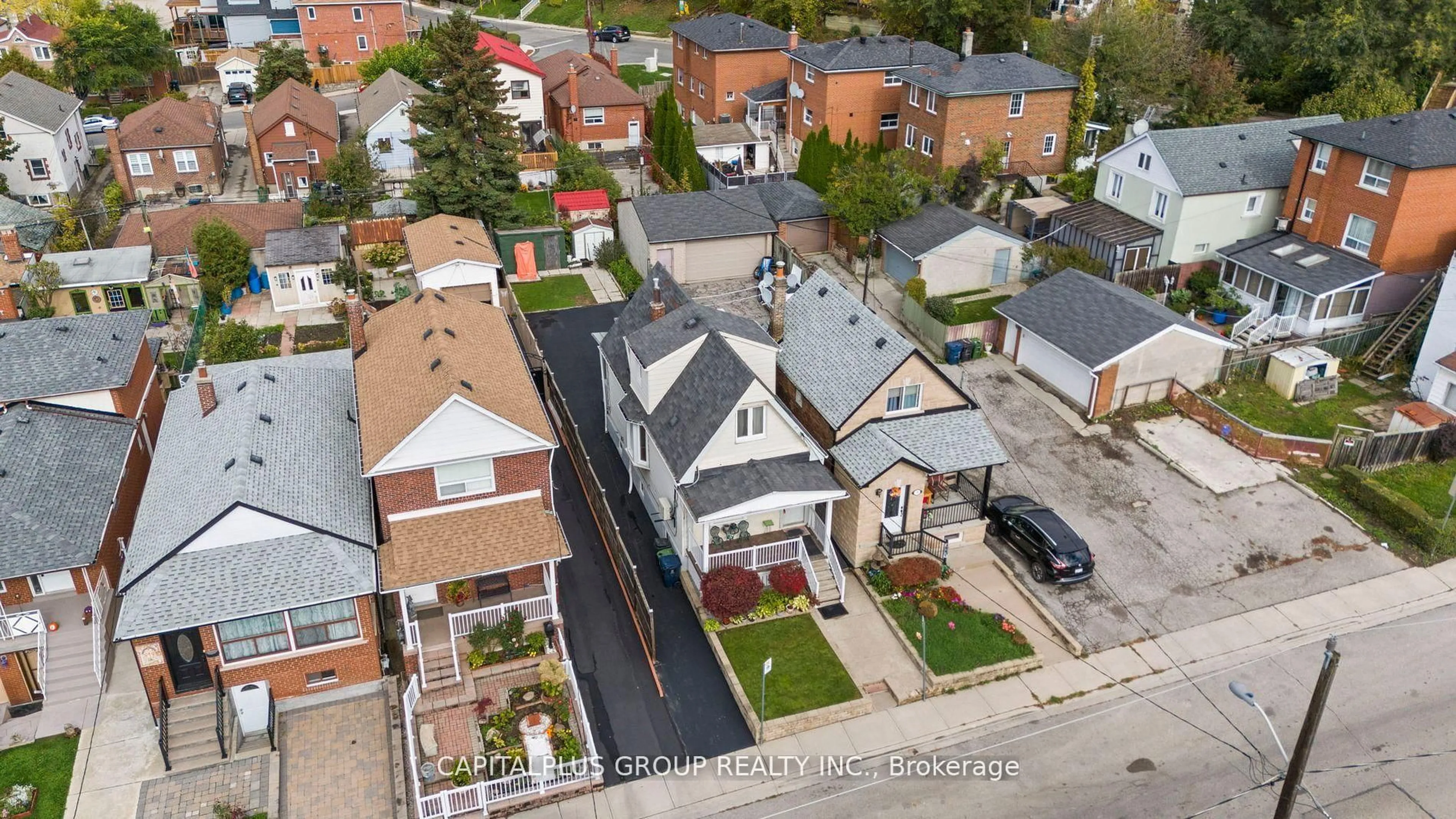 A pic from outside/outdoor area/front of a property/back of a property/a pic from drone, street for 20 Kersdale Ave, Toronto Ontario M6M 1C8