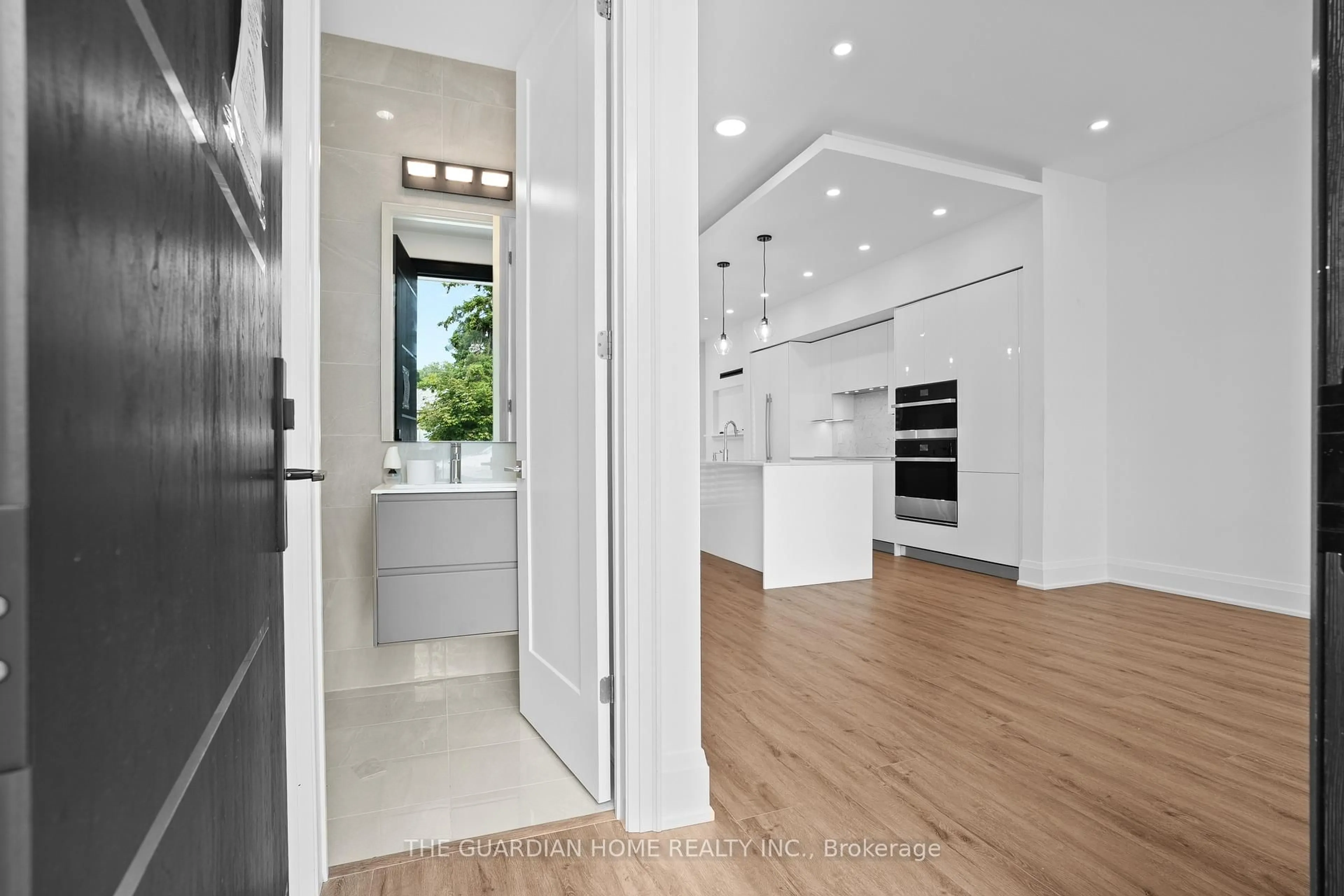 Unknown for 121 High St, Mississauga Ontario L5H 1K4