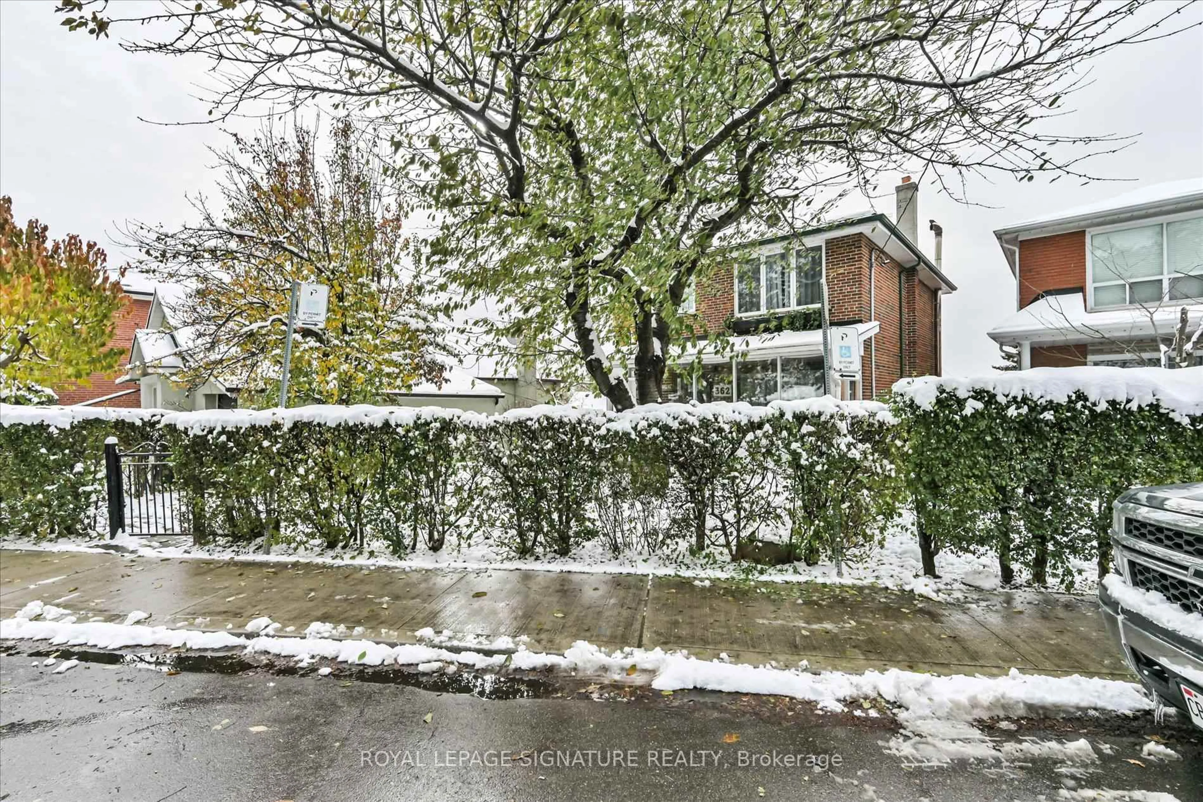 A pic from outside/outdoor area/front of a property/back of a property/a pic from drone, street for 362 Silverthorn Ave, Toronto Ontario M6M 3G8