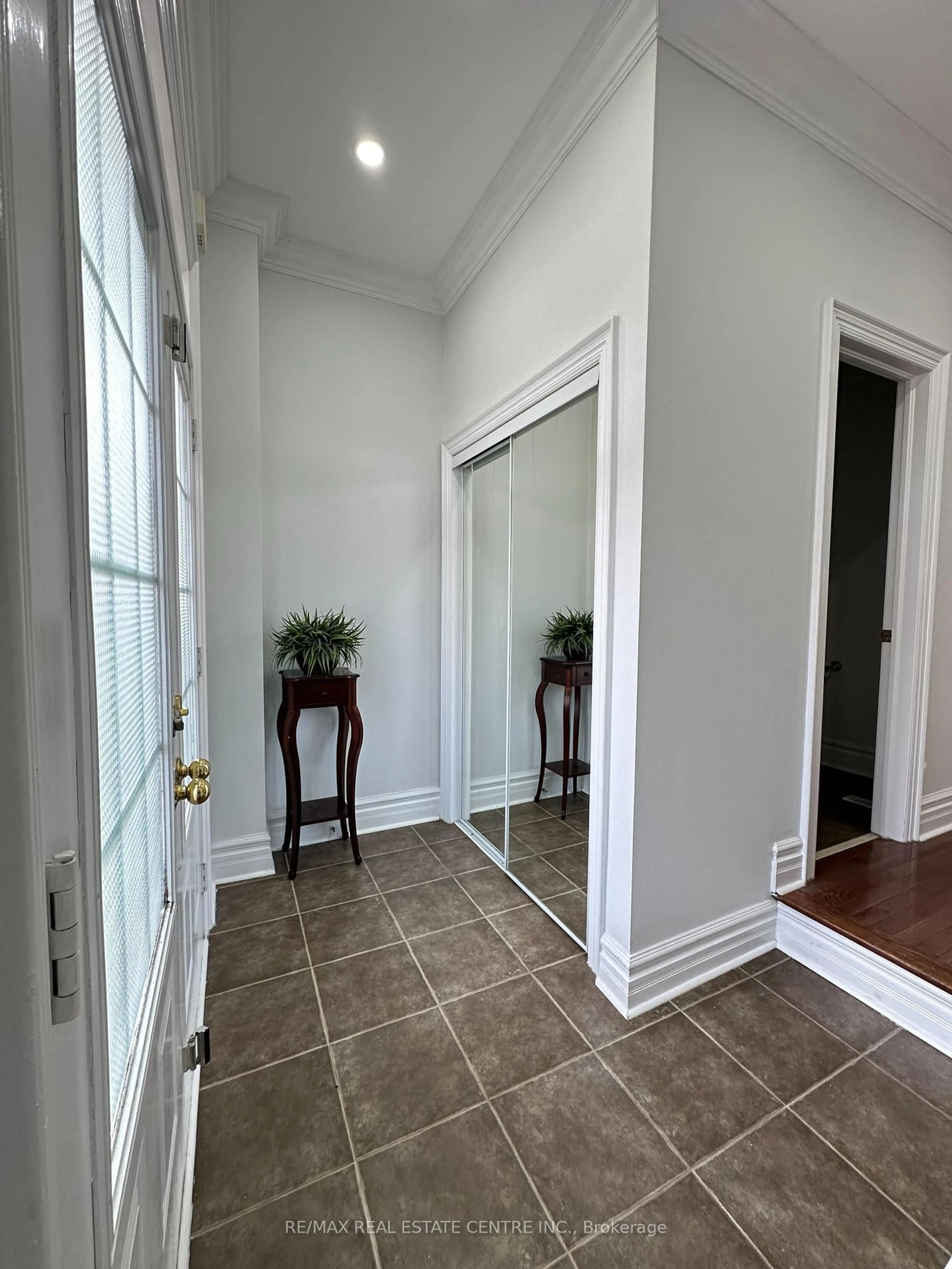 Indoor entryway for 5 Streamline Dr, Brampton Ontario L6V 4S6