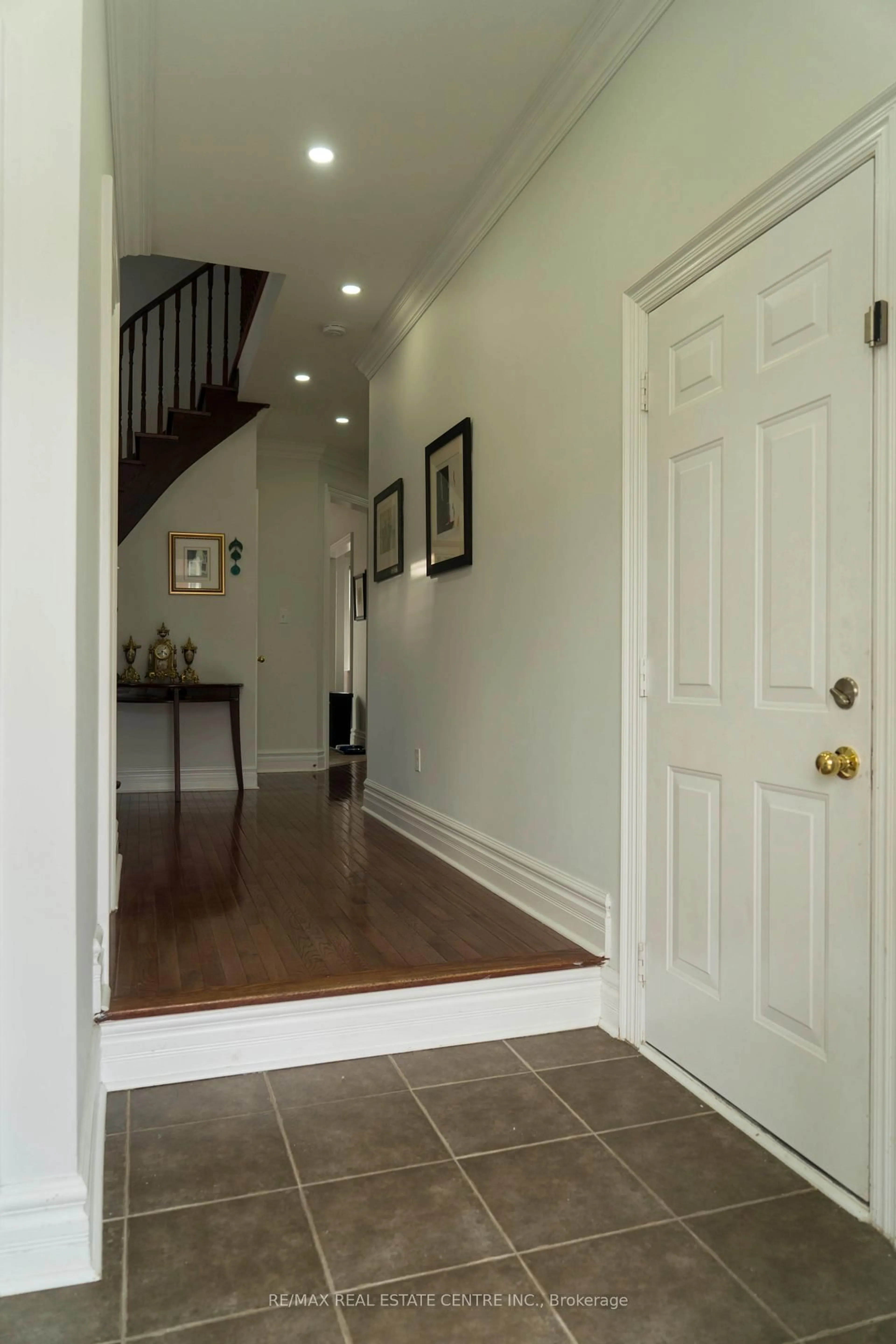 Indoor foyer for 5 Streamline Dr, Brampton Ontario L6V 4S6