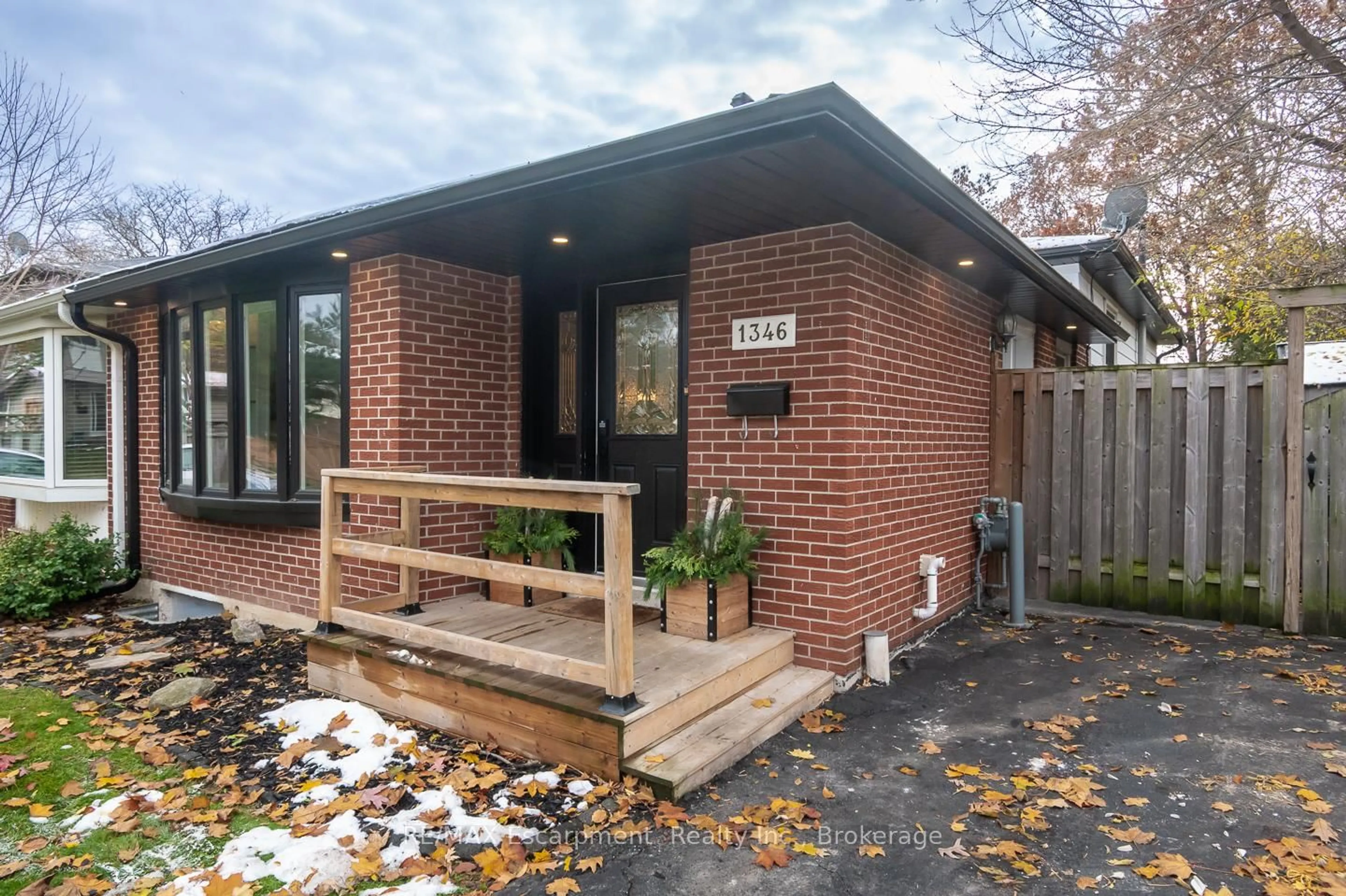 Home with brick exterior material, street for 1346 Colonsay Dr, Burlington Ontario L7P 2T9