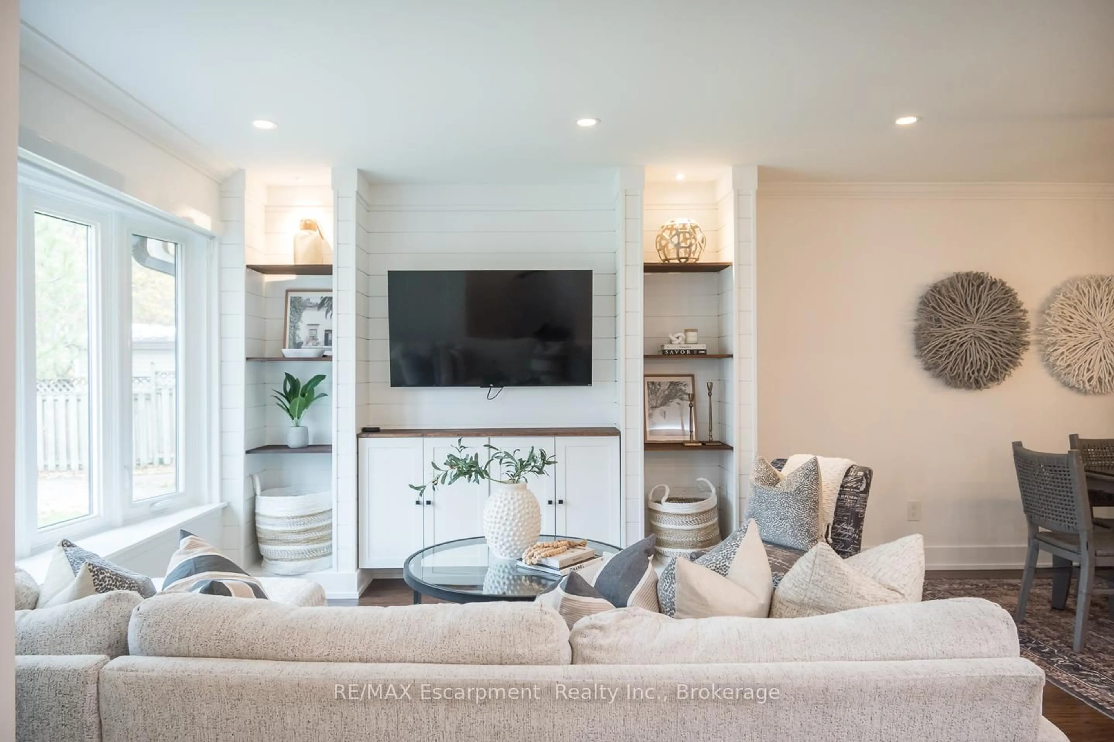 Living room with furniture, unknown for 1346 Colonsay Dr, Burlington Ontario L7P 2T9