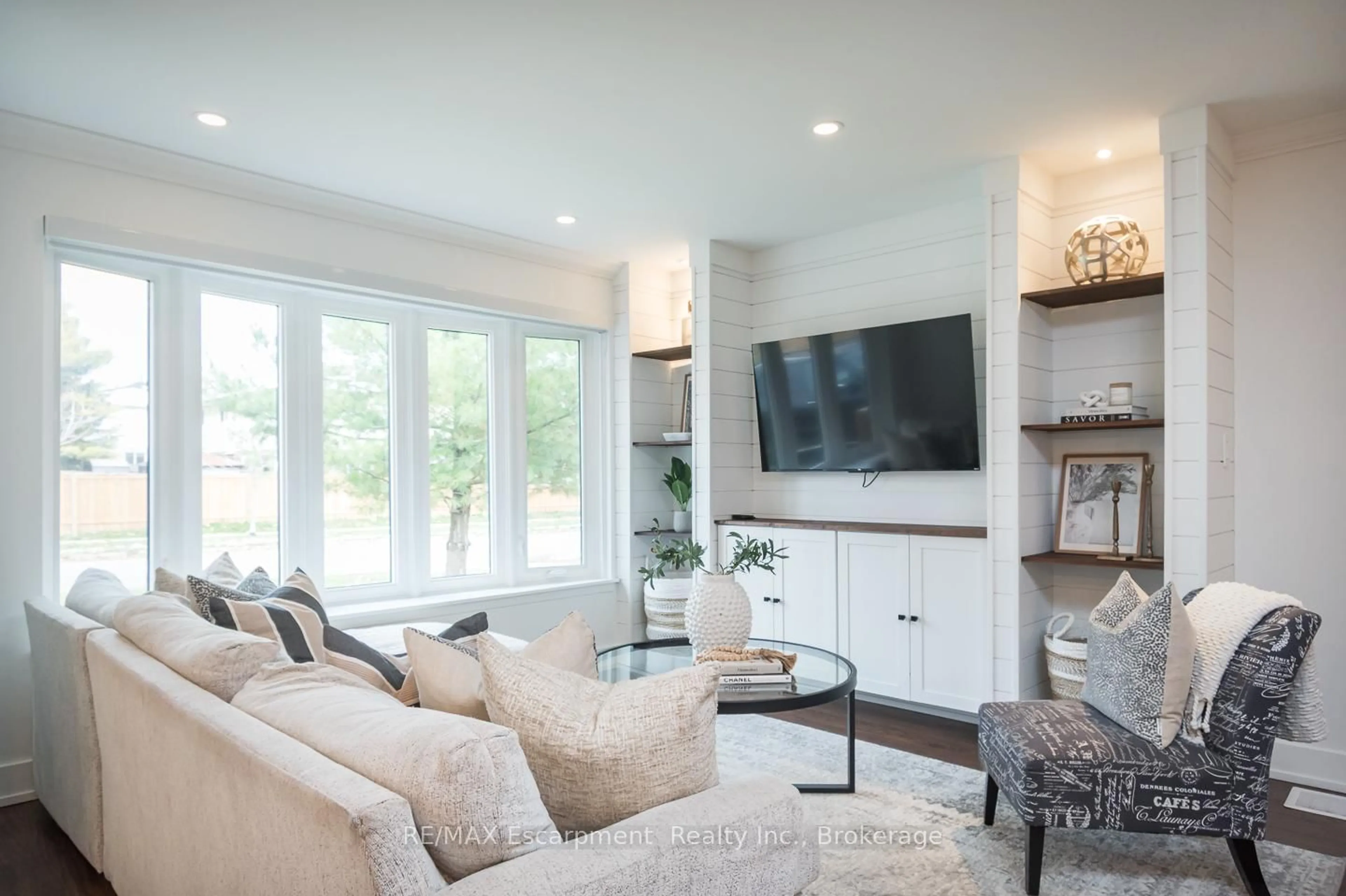 Living room with furniture, unknown for 1346 Colonsay Dr, Burlington Ontario L7P 2T9