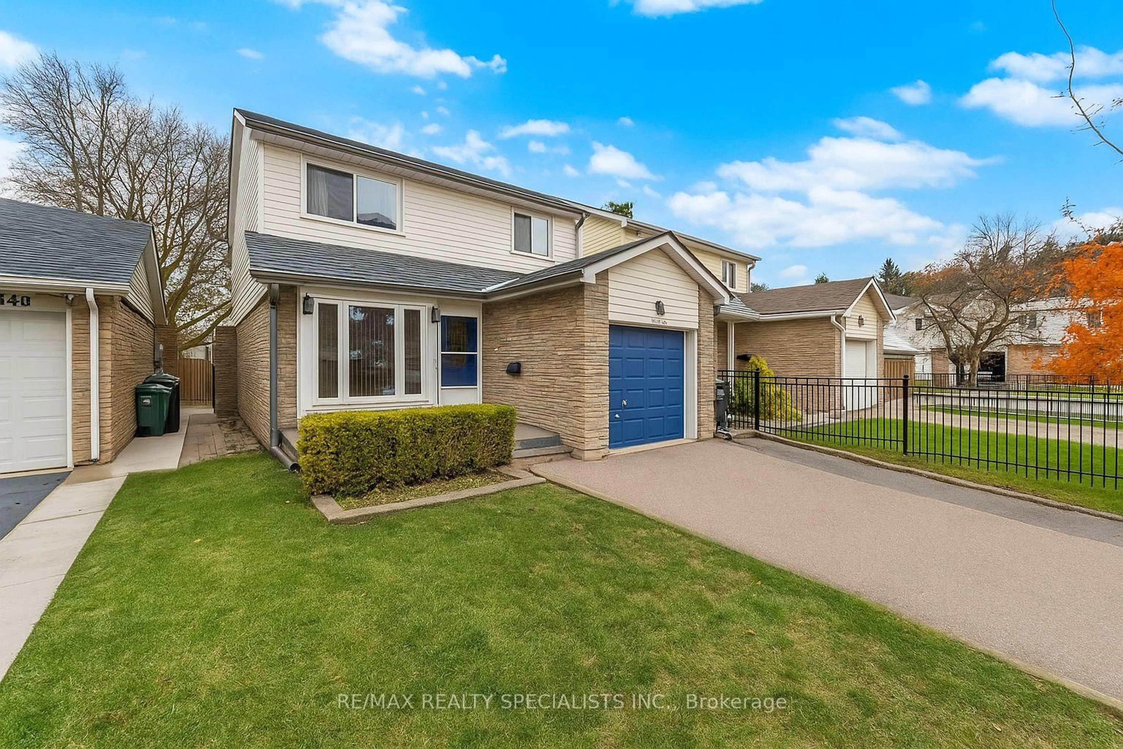 Home with vinyl exterior material, street for 2642 Treviso Crt, Mississauga Ontario L5N 2T1