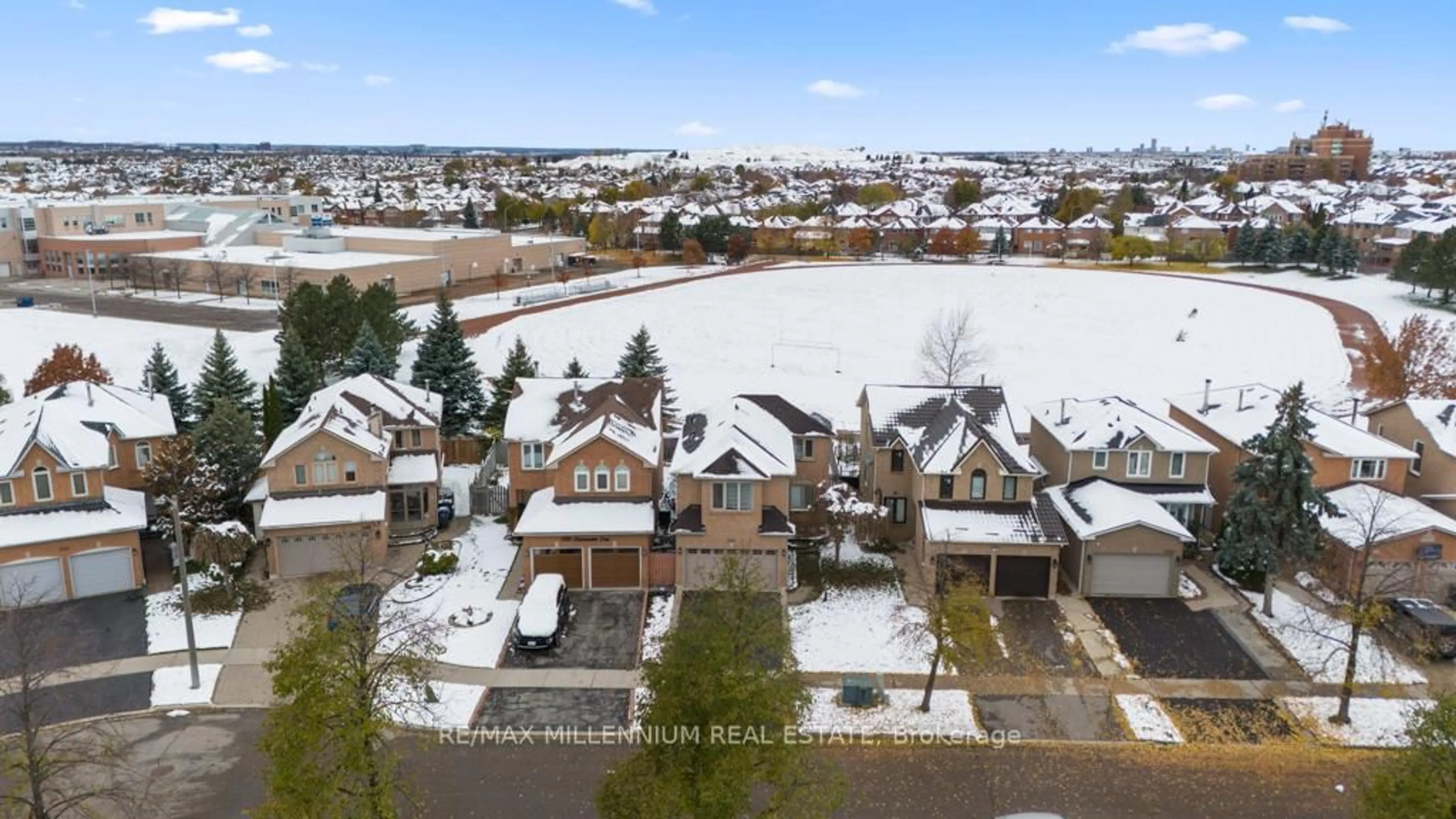 A pic from outside/outdoor area/front of a property/back of a property/a pic from drone, unknown for 1130 Charminster Cres, Mississauga Ontario L5V 1P9