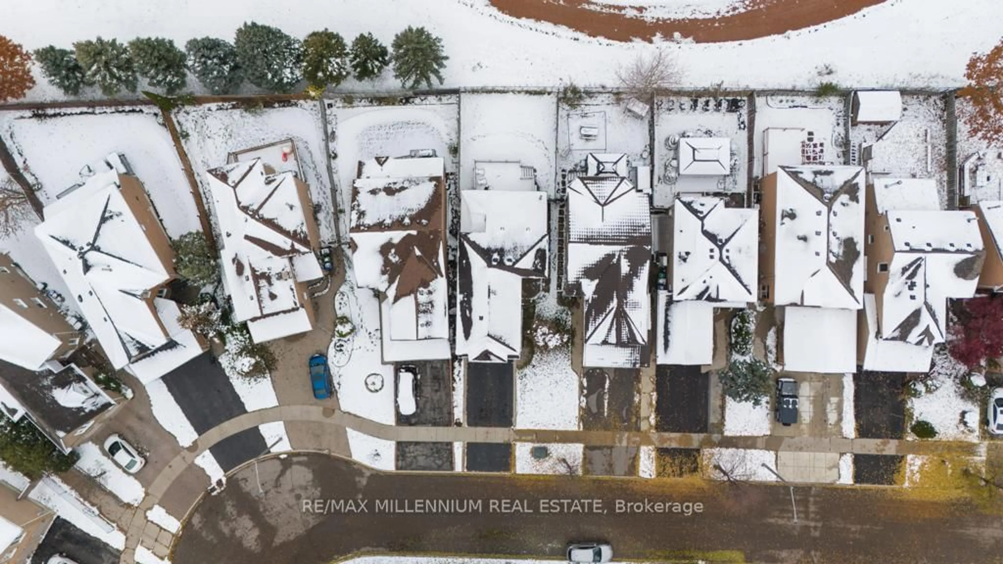 A pic from outside/outdoor area/front of a property/back of a property/a pic from drone, city buildings view from balcony for 1130 Charminster Cres, Mississauga Ontario L5V 1P9