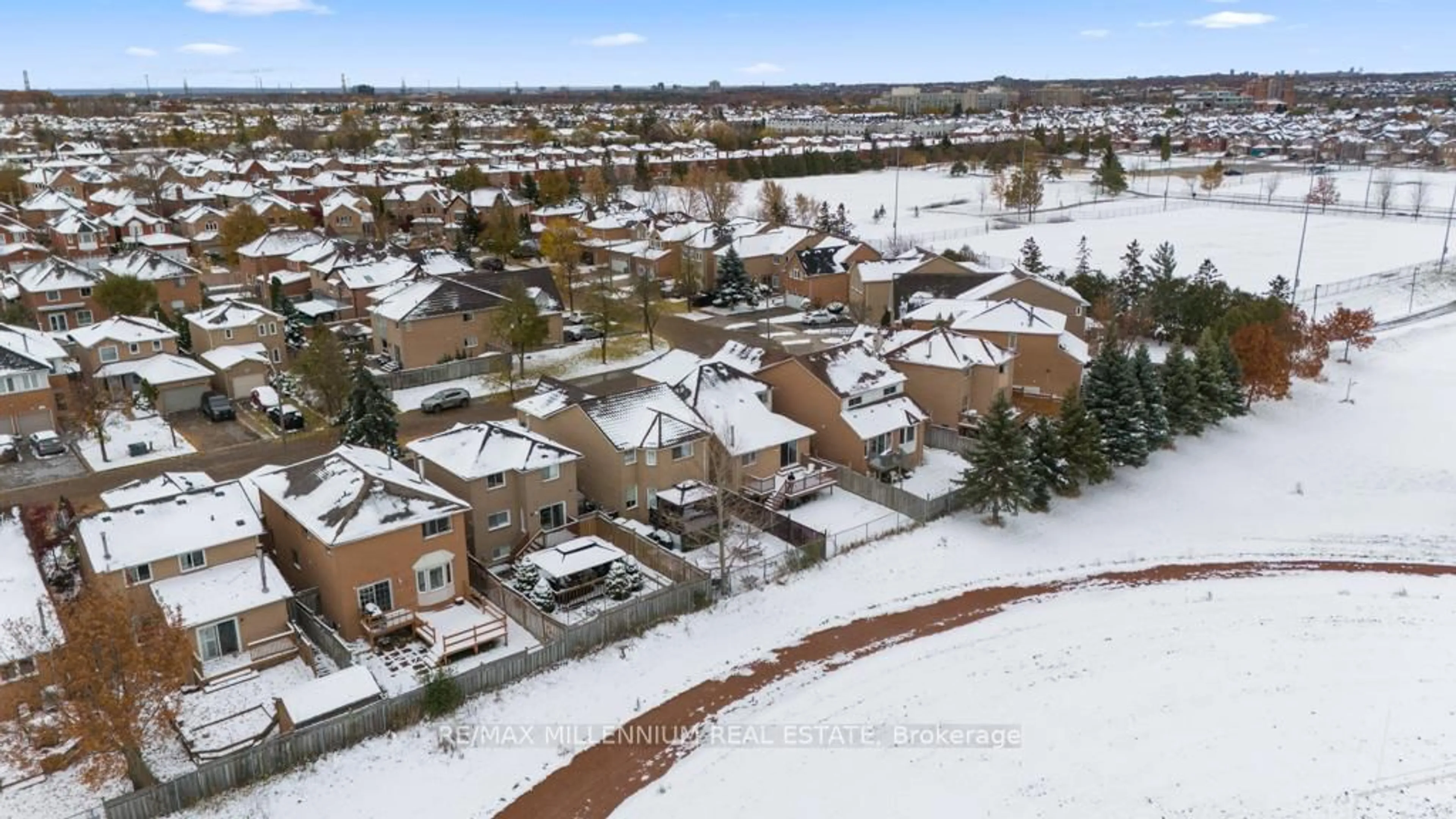 A pic from outside/outdoor area/front of a property/back of a property/a pic from drone, street for 1130 Charminster Cres, Mississauga Ontario L5V 1P9