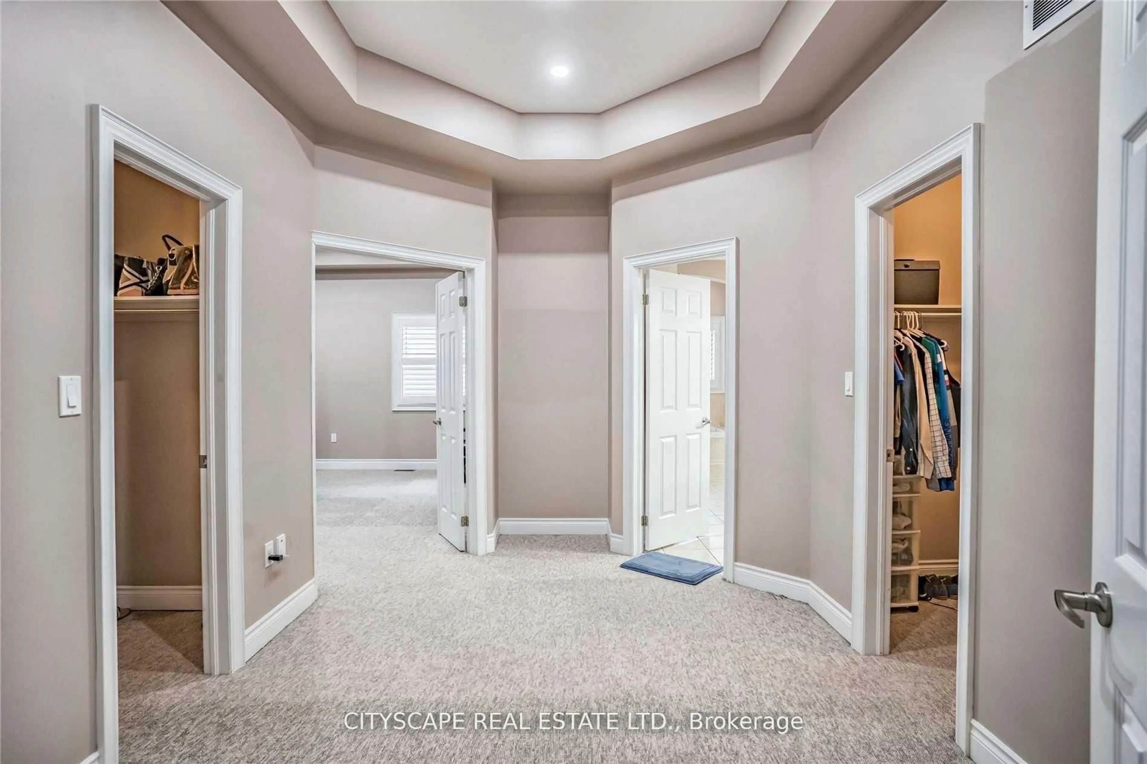 Indoor entryway for 3274 Erin Centre Blvd, Mississauga Ontario L5M 0K9