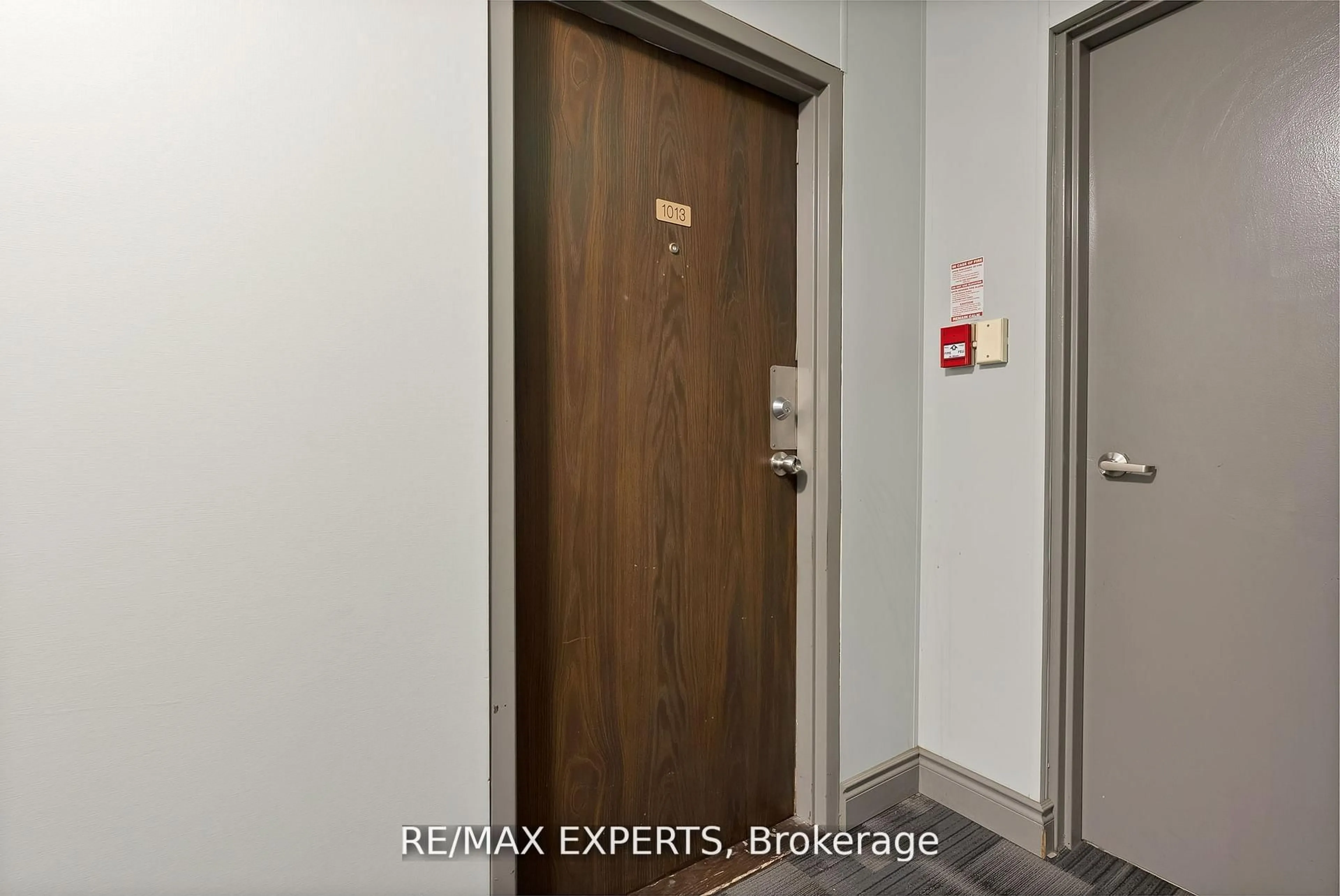 Indoor entryway for 390 Dixon Rd #1013, Toronto Ontario M9R 1T4