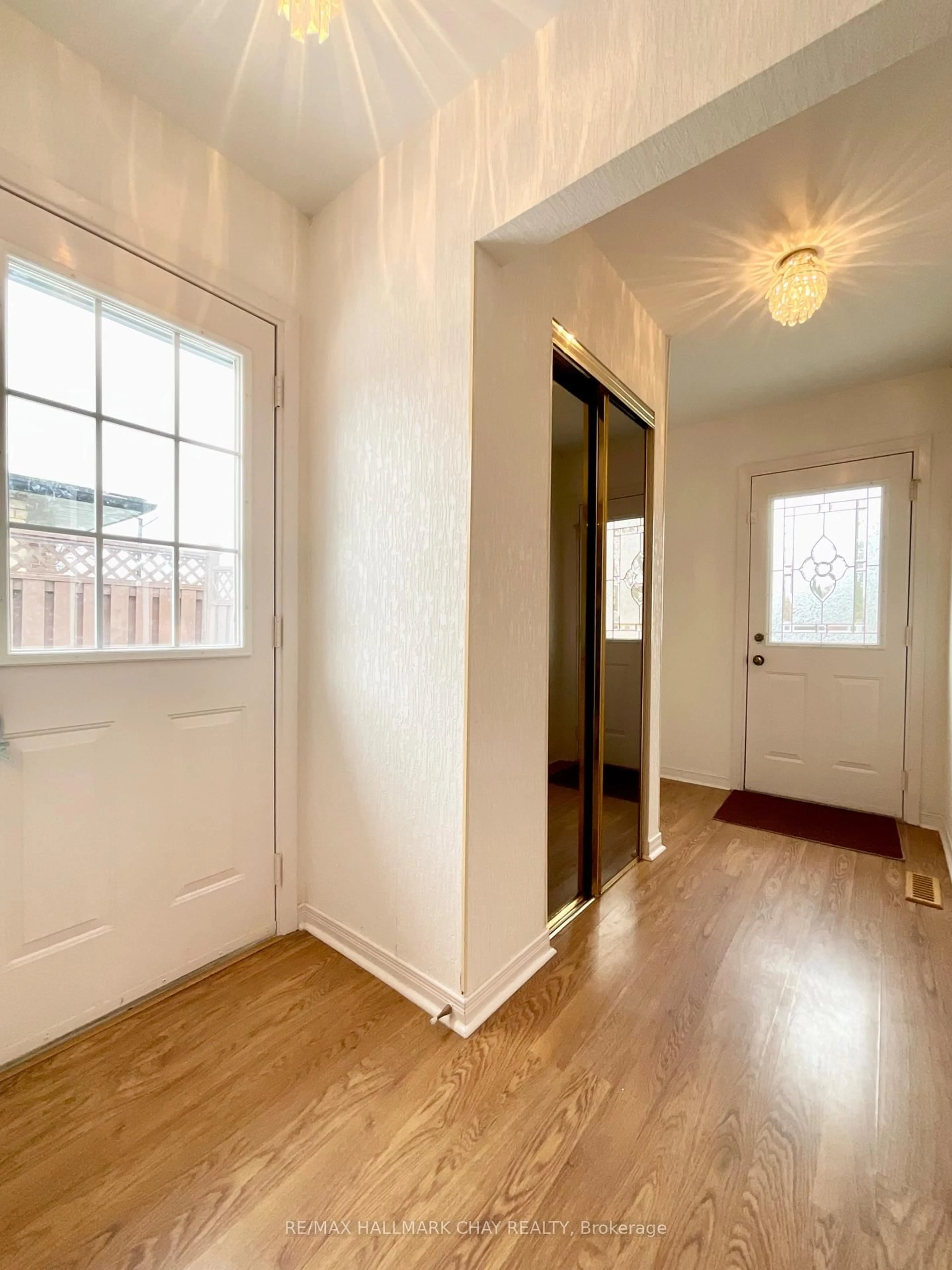 Indoor entryway for 20 Earlsdale Cres, Brampton Ontario L6T 3A8