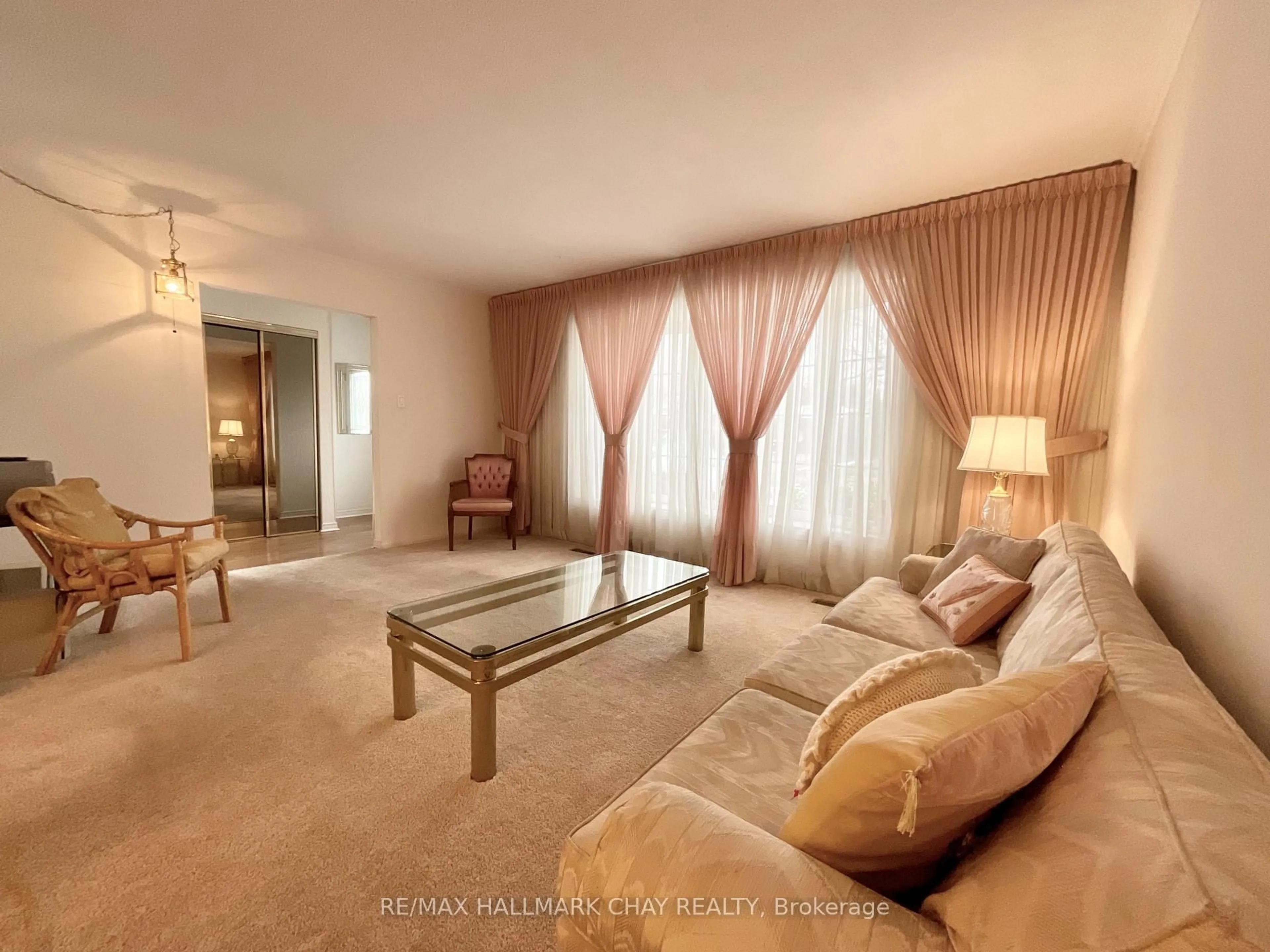 Living room with furniture, carpet floor for 20 Earlsdale Cres, Brampton Ontario L6T 3A8