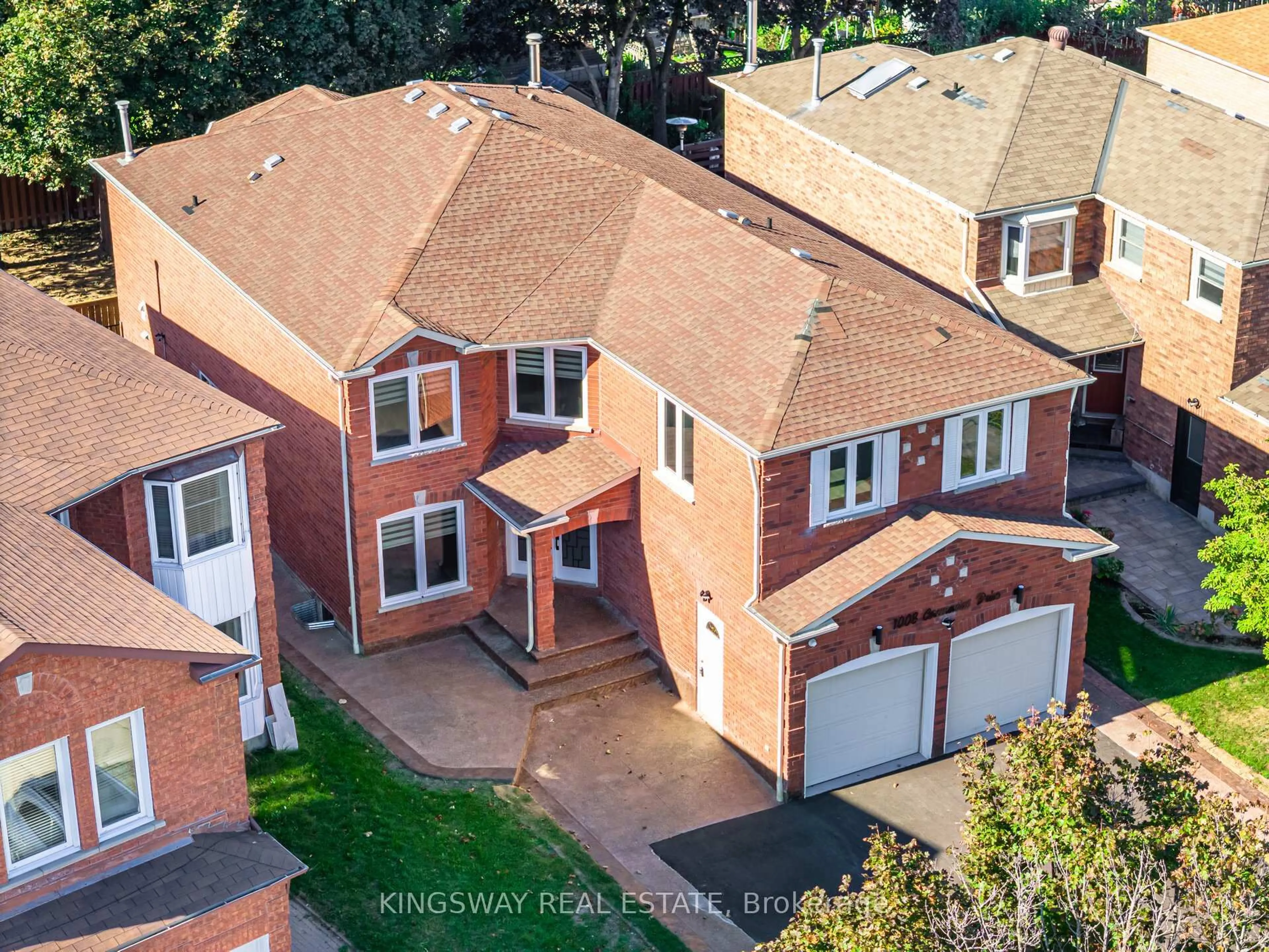 A pic from outside/outdoor area/front of a property/back of a property/a pic from drone, street for 1008 Ceremonial Dr, Mississauga Ontario L5R 2Z7