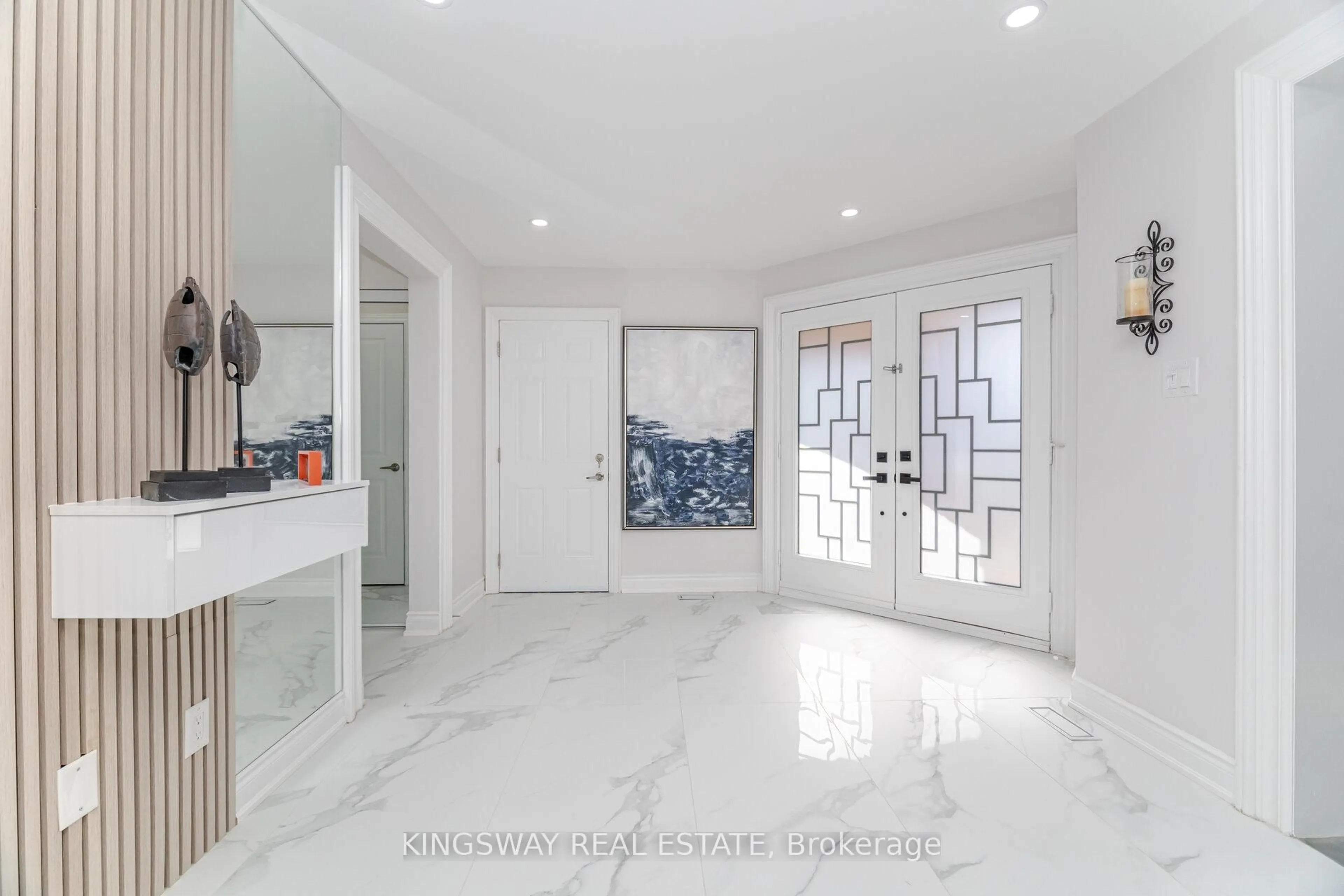 Indoor entryway for 1008 Ceremonial Dr, Mississauga Ontario L5R 2Z7