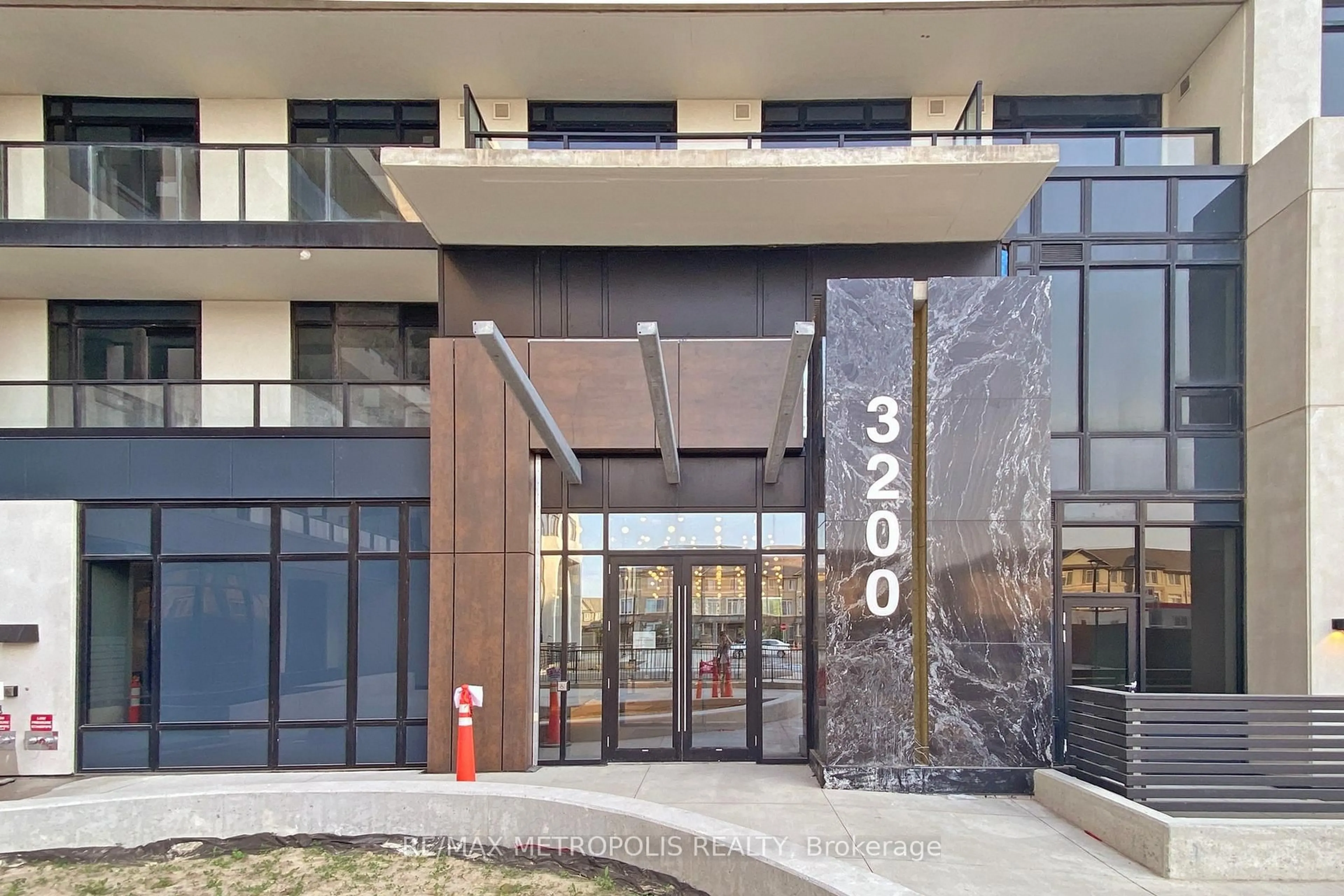 Indoor foyer for 3200 William Coltson Ave #304, Oakville Ontario L6H 7C2