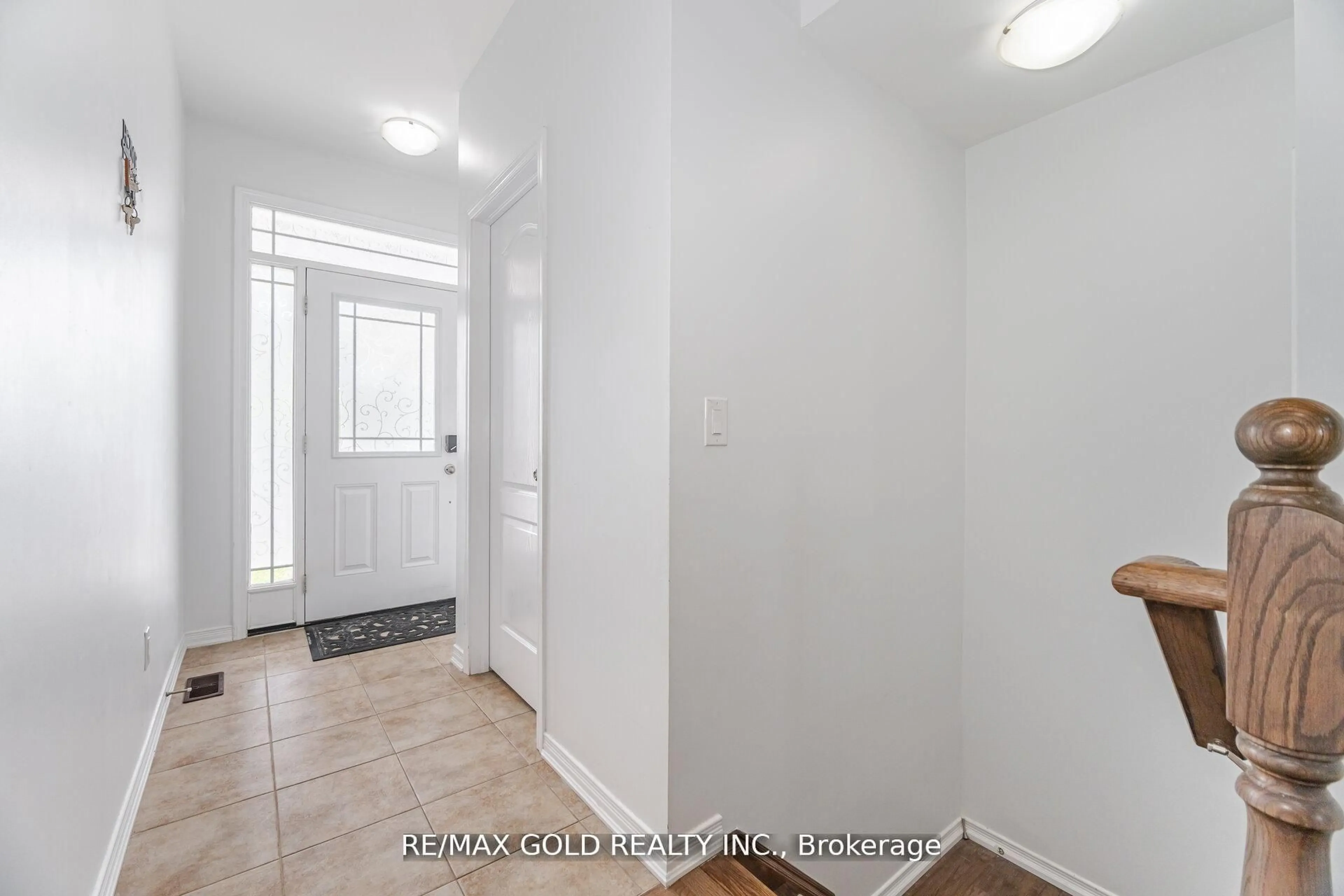 Indoor entryway for 62 Valley Lane, Caledon Ontario L7C 4A7