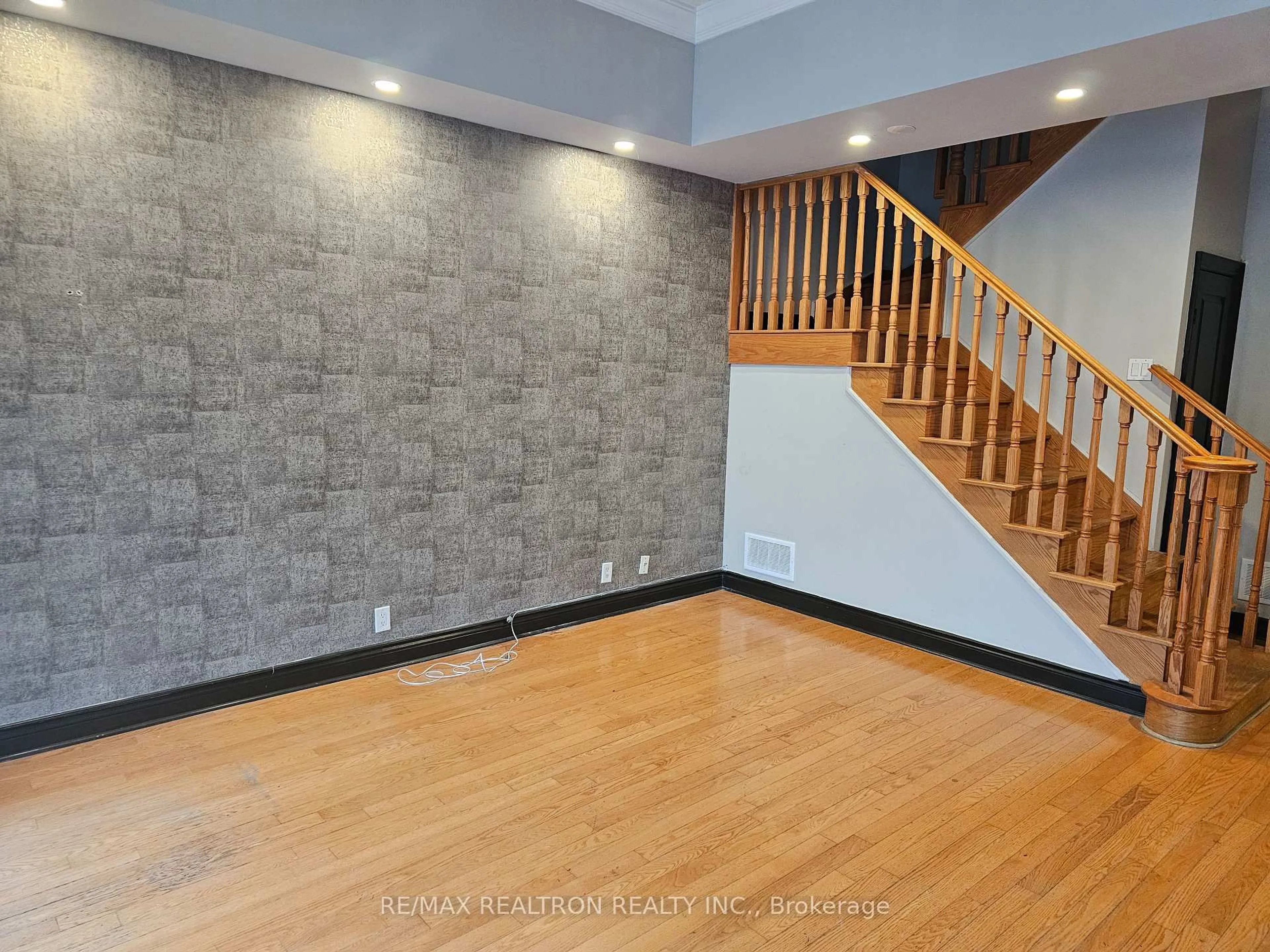 Indoor foyer for 3939 Duke Of York Blvd #104, Mississauga Ontario L5B 4N2