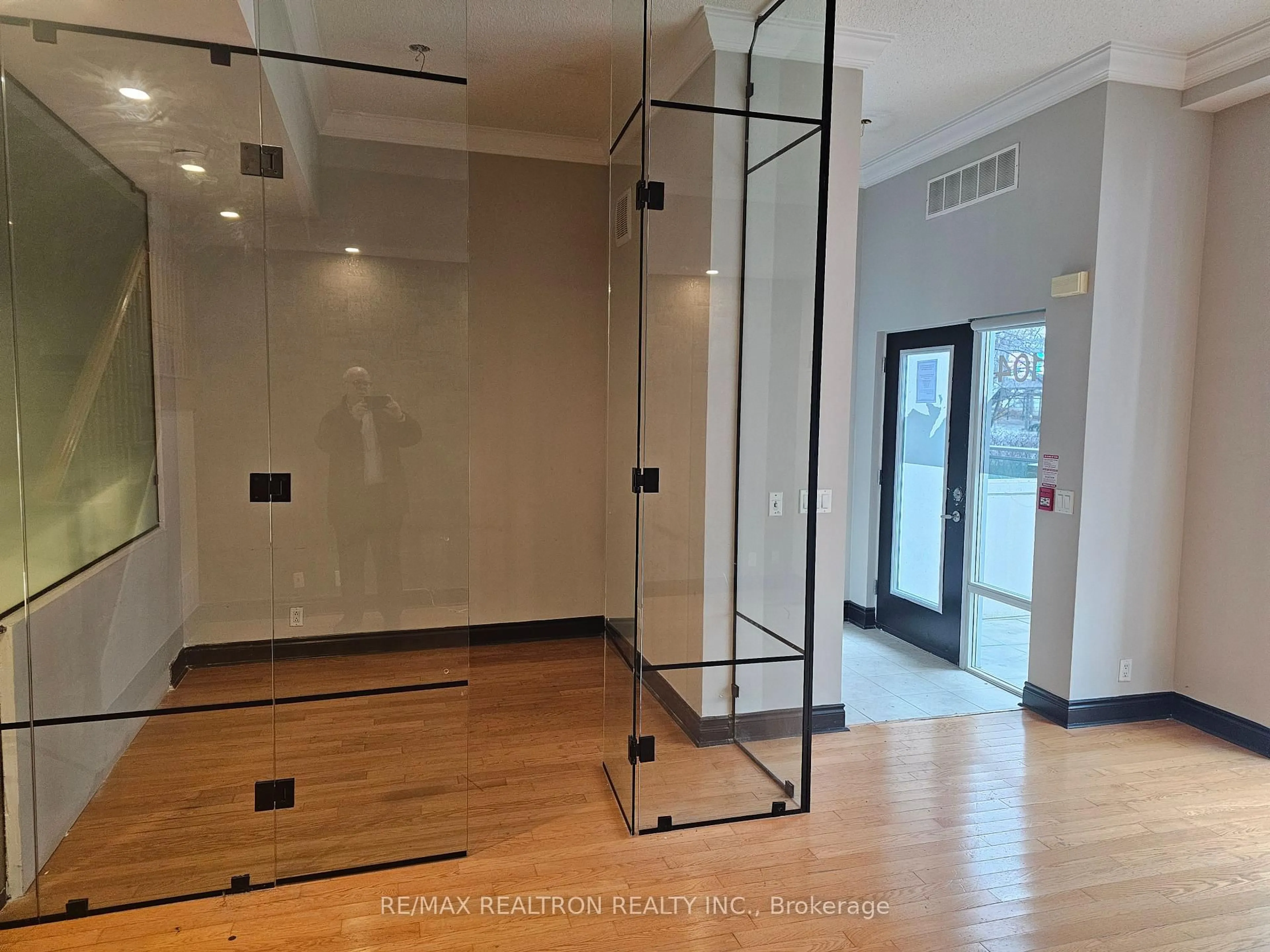 Indoor foyer for 3939 Duke Of York Blvd #104, Mississauga Ontario L5B 4N2