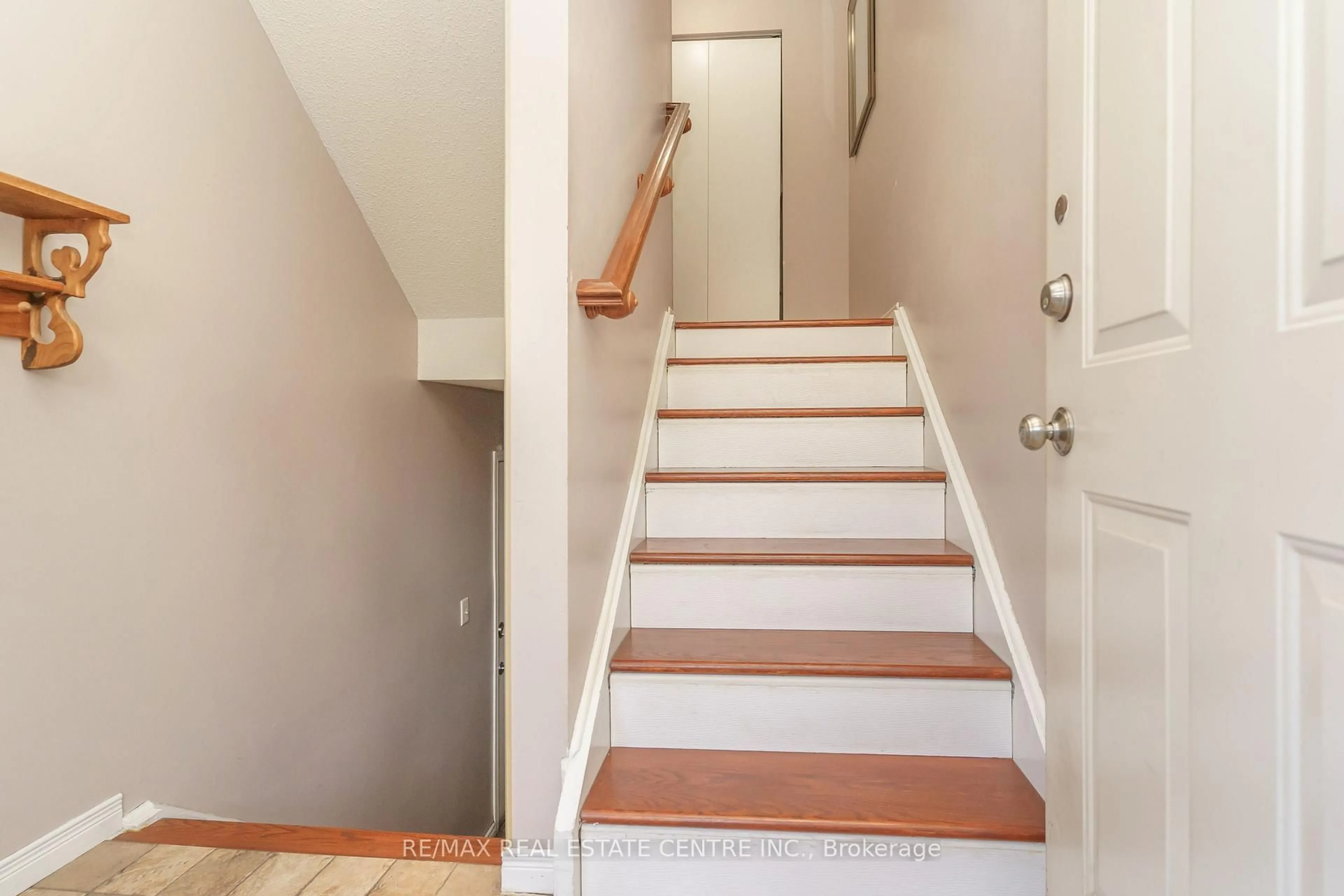 Stairs for 143 Ashton Cres #143, Brampton Ontario L6S 3J9