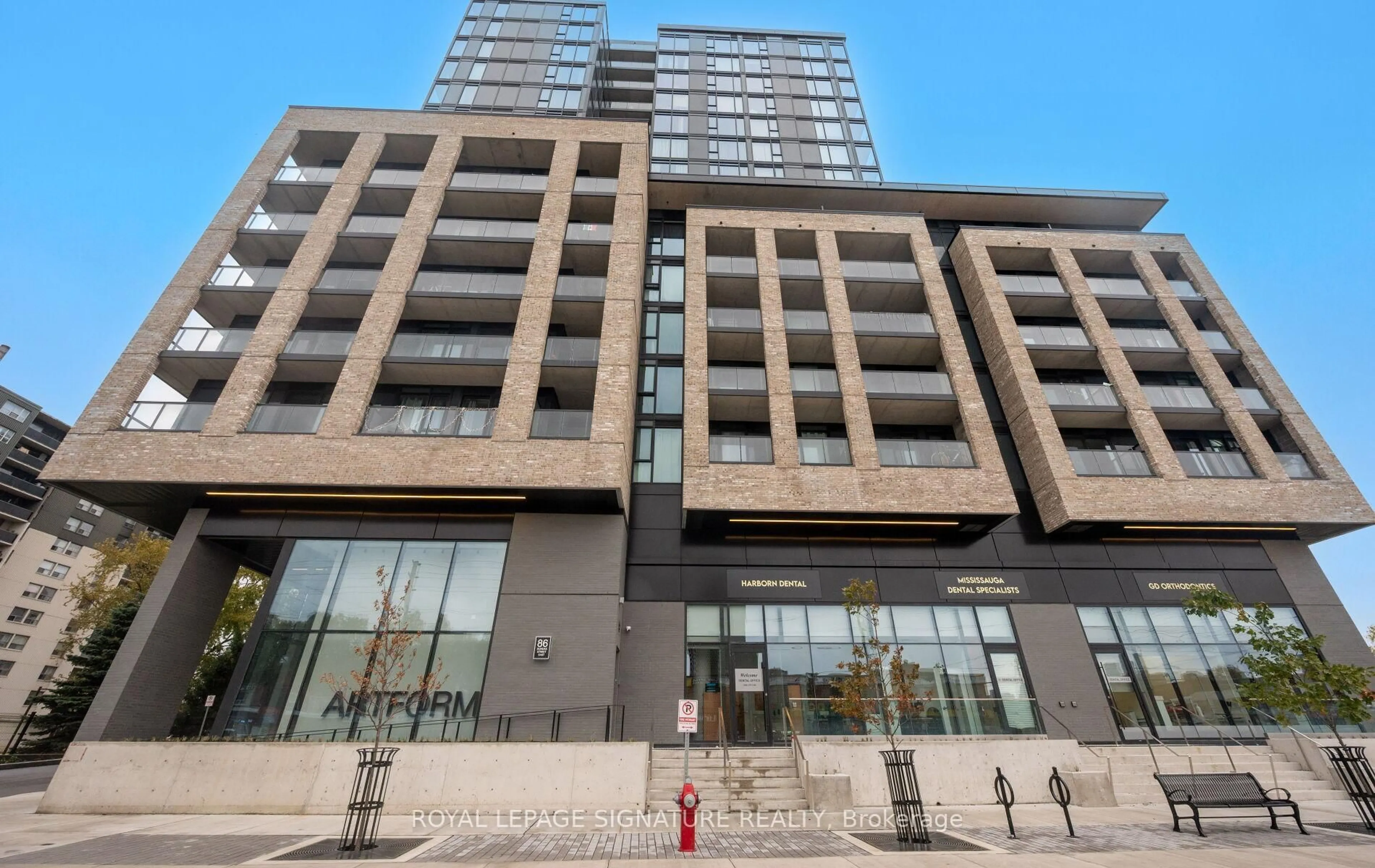 Indoor foyer for 86 Dundas St #622, Mississauga Ontario L5A 1W4