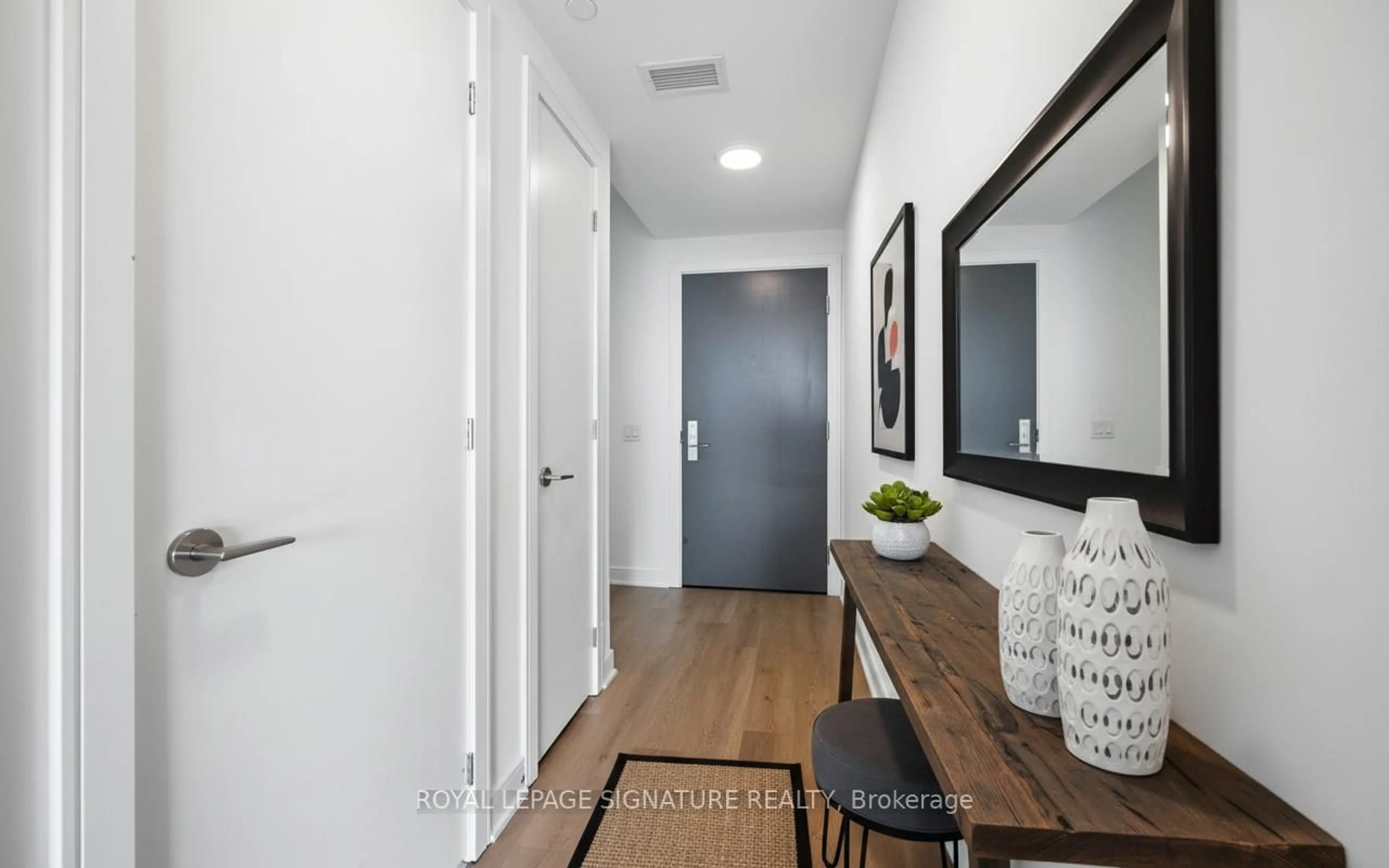 Indoor entryway for 86 Dundas St #622, Mississauga Ontario L5A 1W4