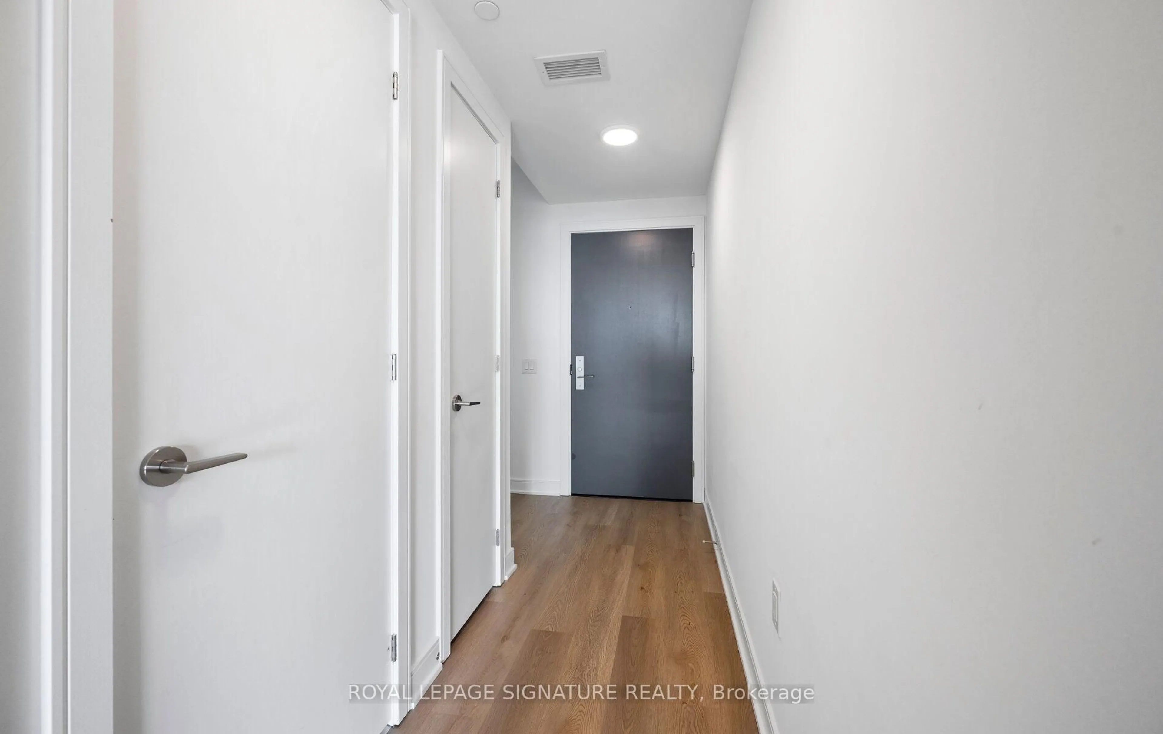 Indoor entryway for 86 Dundas St #622, Mississauga Ontario L5A 1W4