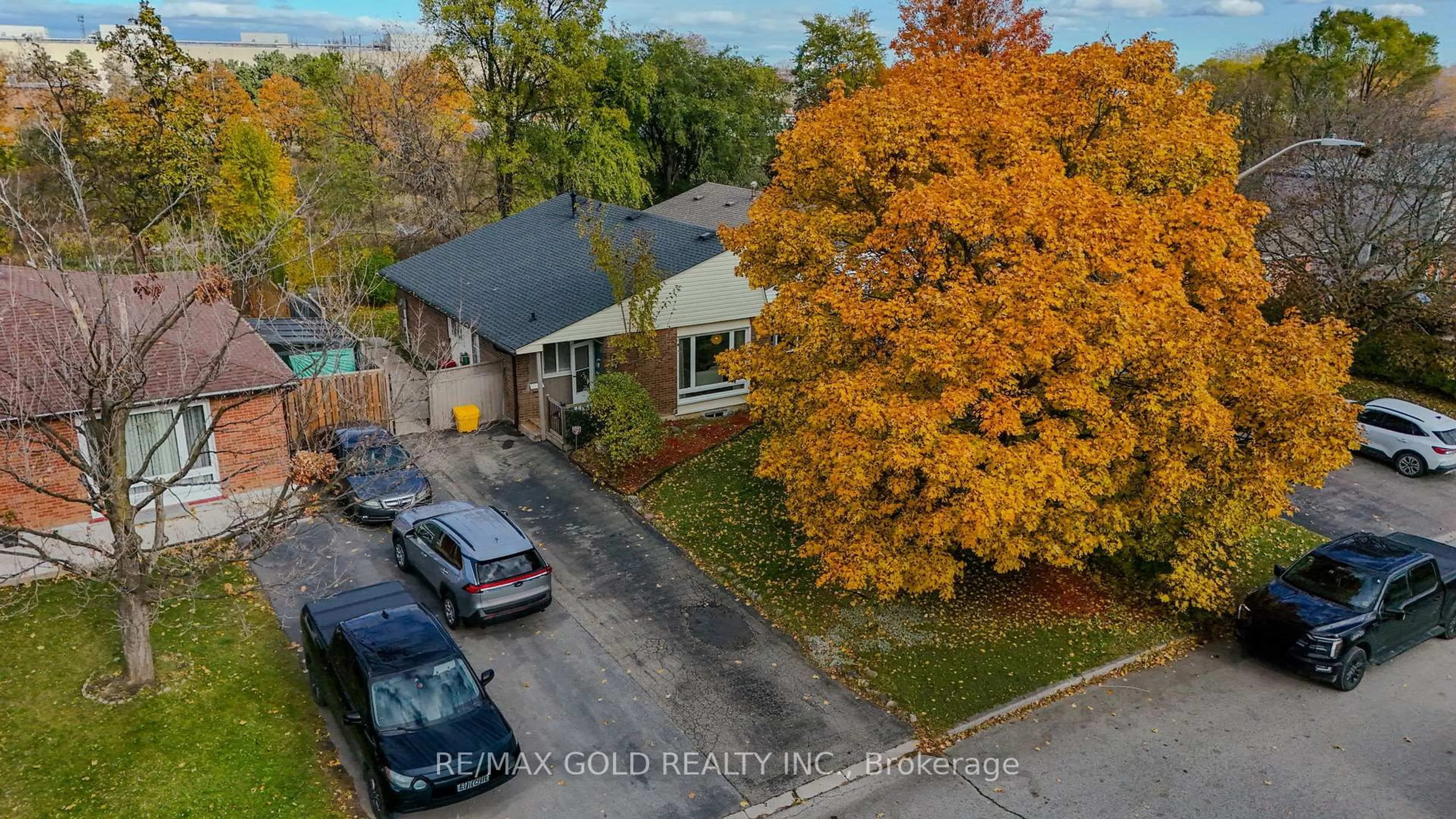 A pic from outside/outdoor area/front of a property/back of a property/a pic from drone, street for 4 Deeside Cres, Brampton Ontario L6T 3L7