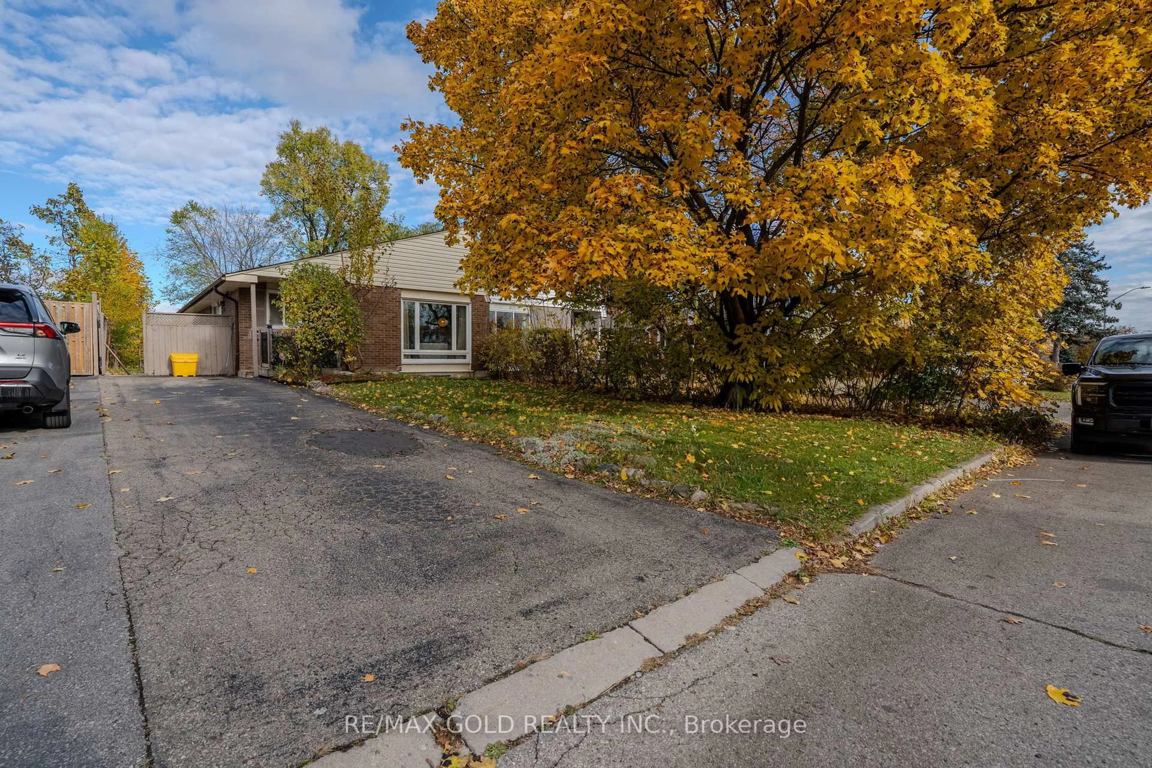 A pic from outside/outdoor area/front of a property/back of a property/a pic from drone, street for 4 Deeside Cres, Brampton Ontario L6T 3L7