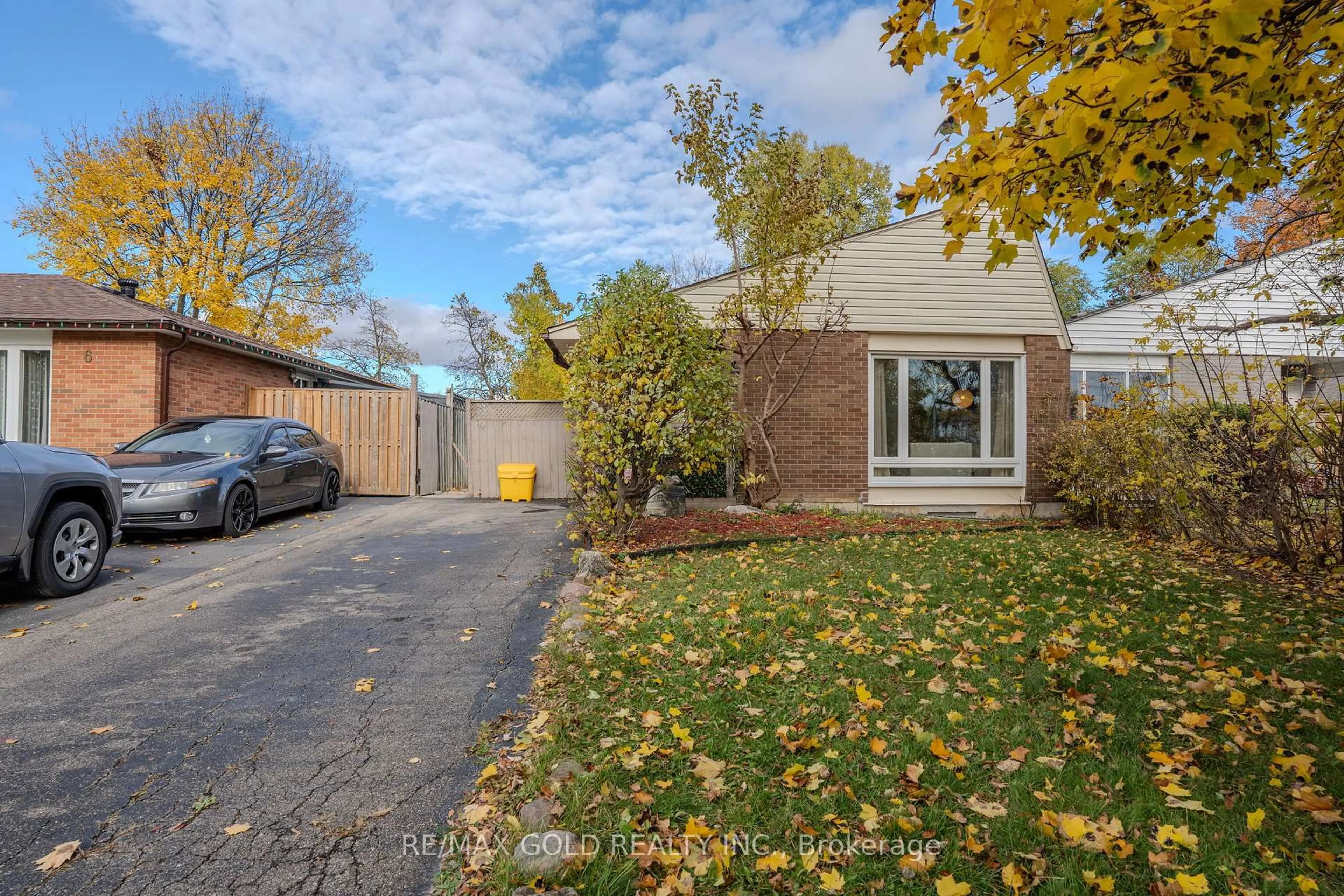 Unknown for 4 Deeside Cres, Brampton Ontario L6T 3L7