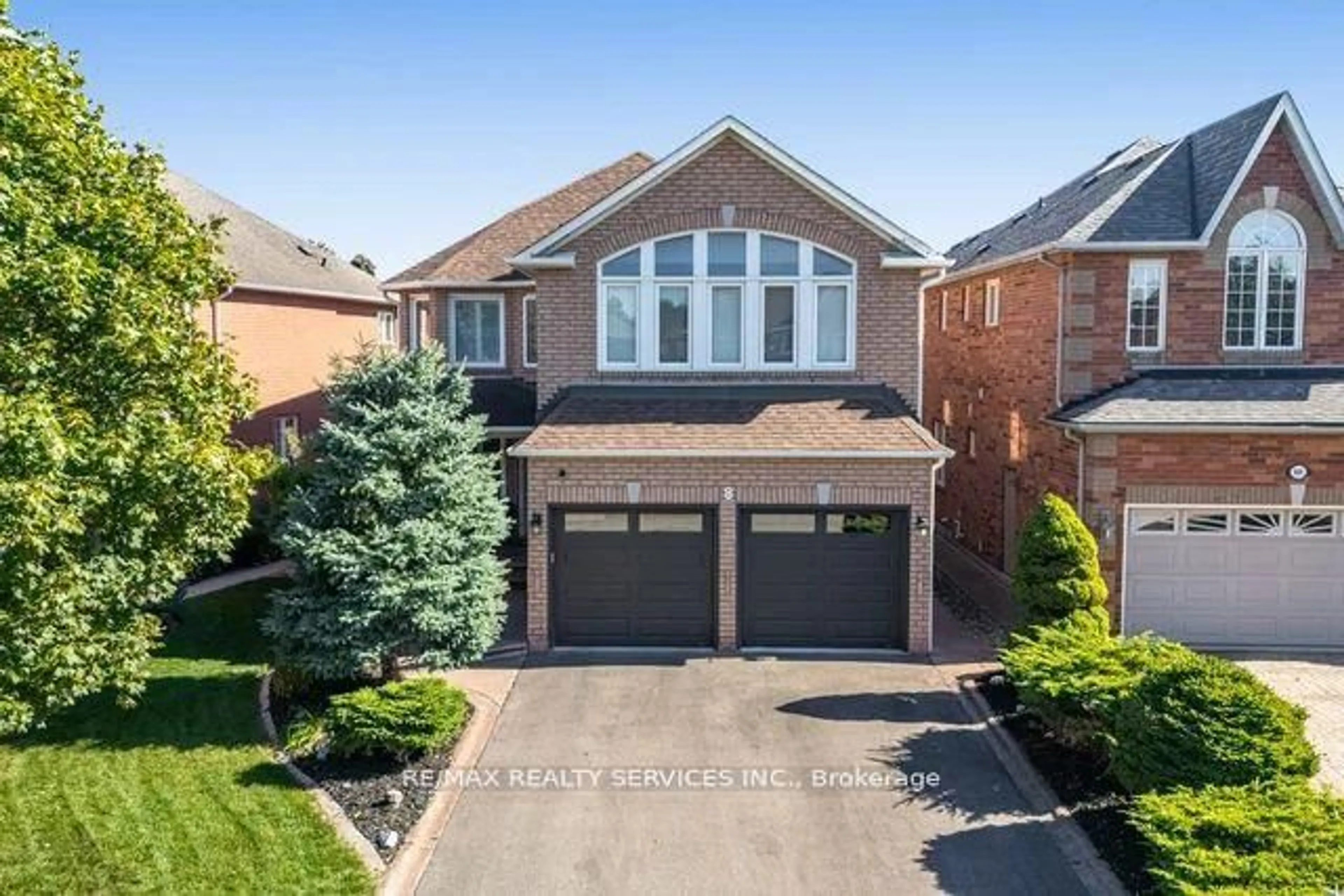 A pic from outside/outdoor area/front of a property/back of a property/a pic from drone, street for 8 Barnes Crt, Brampton Ontario L7A 1J1