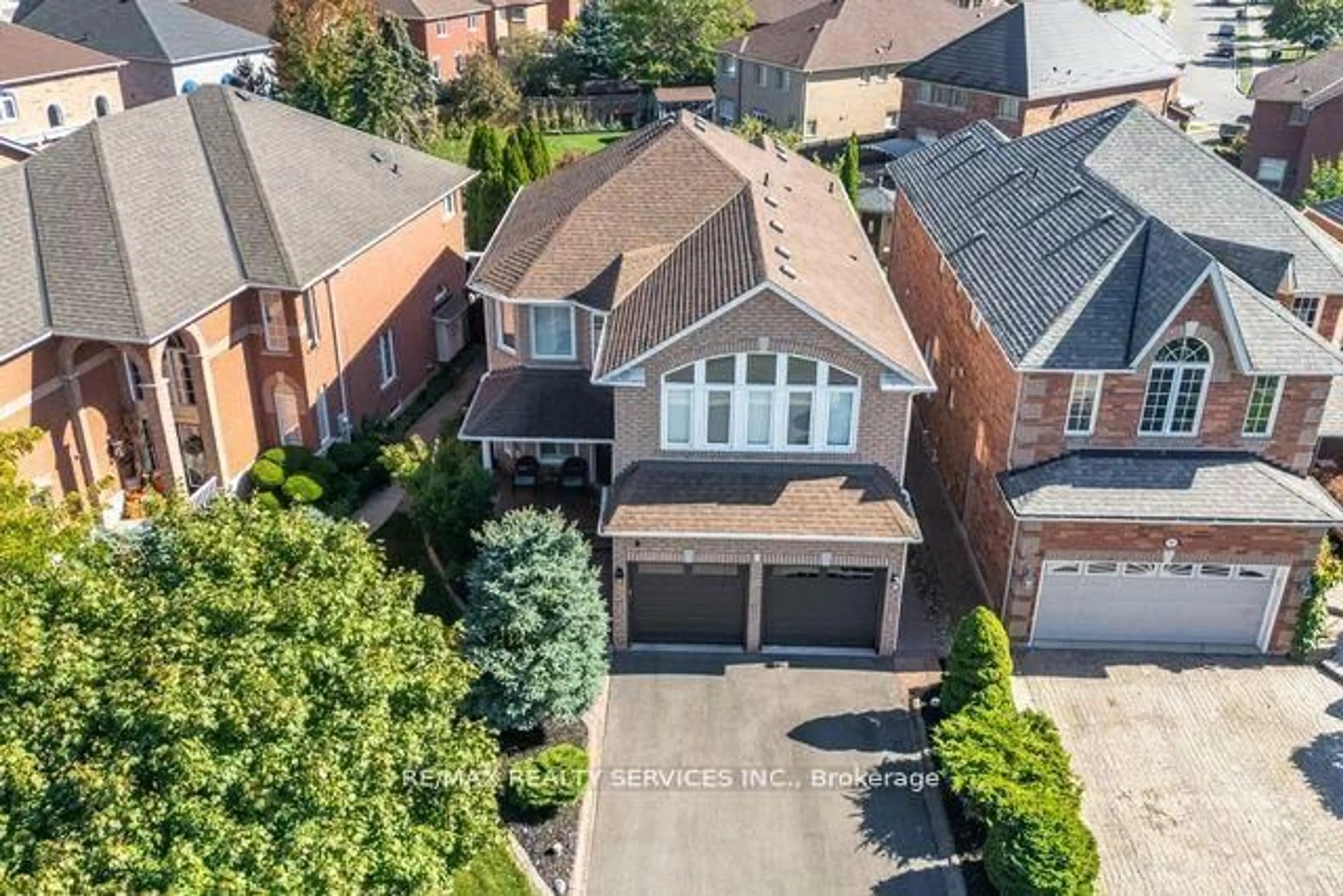 A pic from outside/outdoor area/front of a property/back of a property/a pic from drone, street for 8 Barnes Crt, Brampton Ontario L7A 1J1