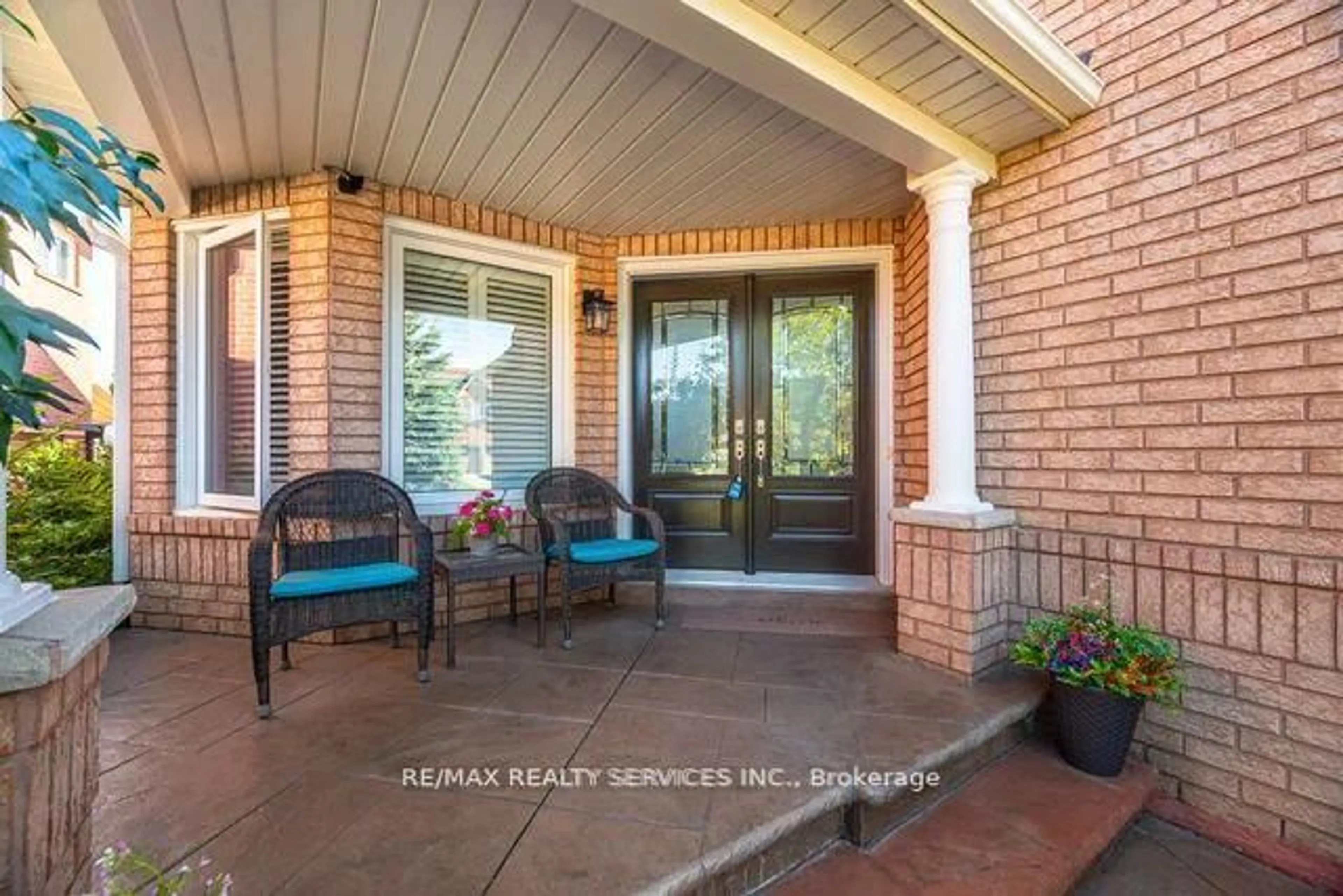 Indoor entryway for 8 Barnes Crt, Brampton Ontario L7A 1J1