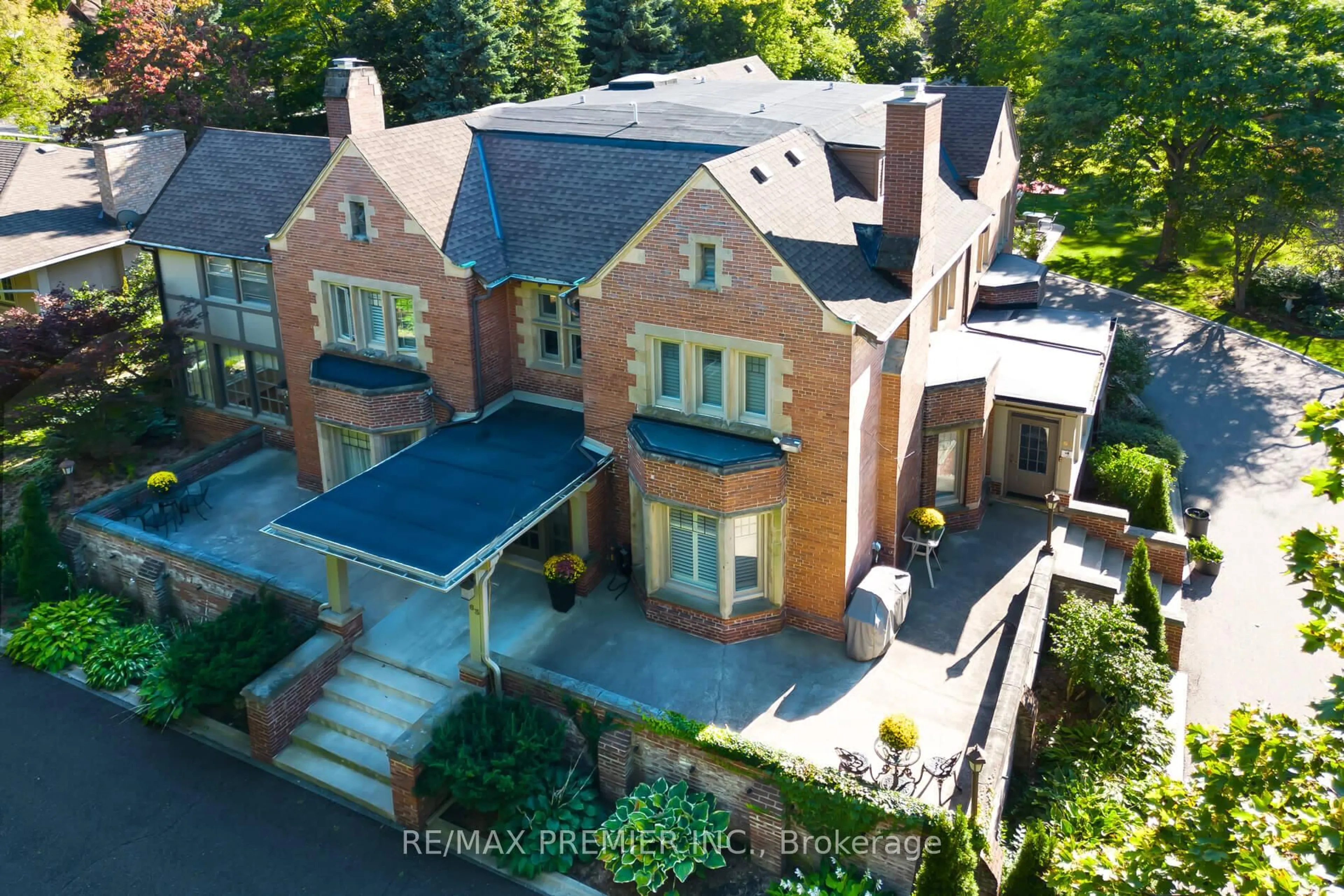 A pic from outside/outdoor area/front of a property/back of a property/a pic from drone, building for 63 Main St #1,2,3, Brampton Ontario L6Y 1M9