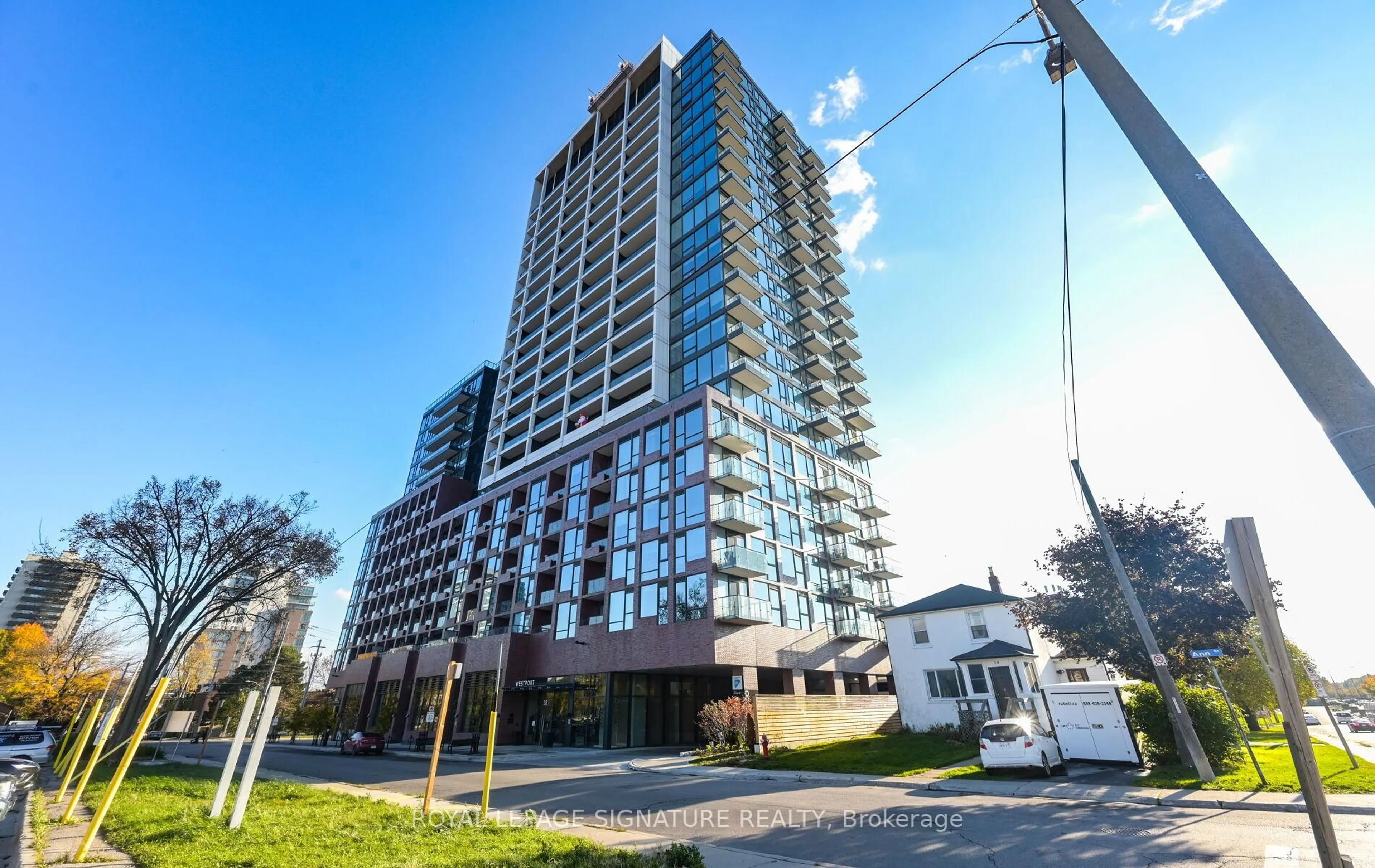 A pic from outside/outdoor area/front of a property/back of a property/a pic from drone, building for 28 Ann St #618, Mississauga Ontario L5G 3G1