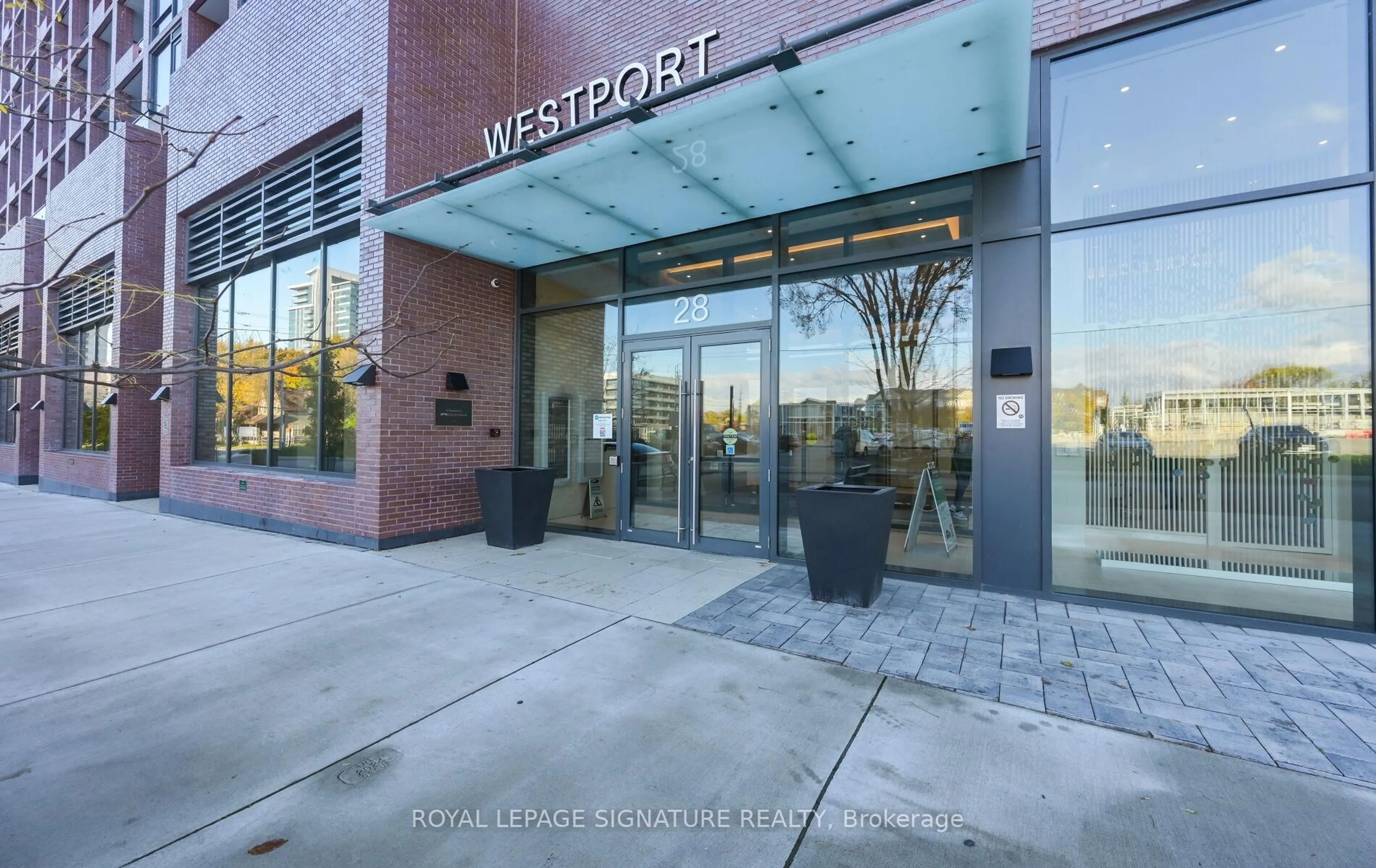 Indoor foyer for 28 Ann St #618, Mississauga Ontario L5G 3G1