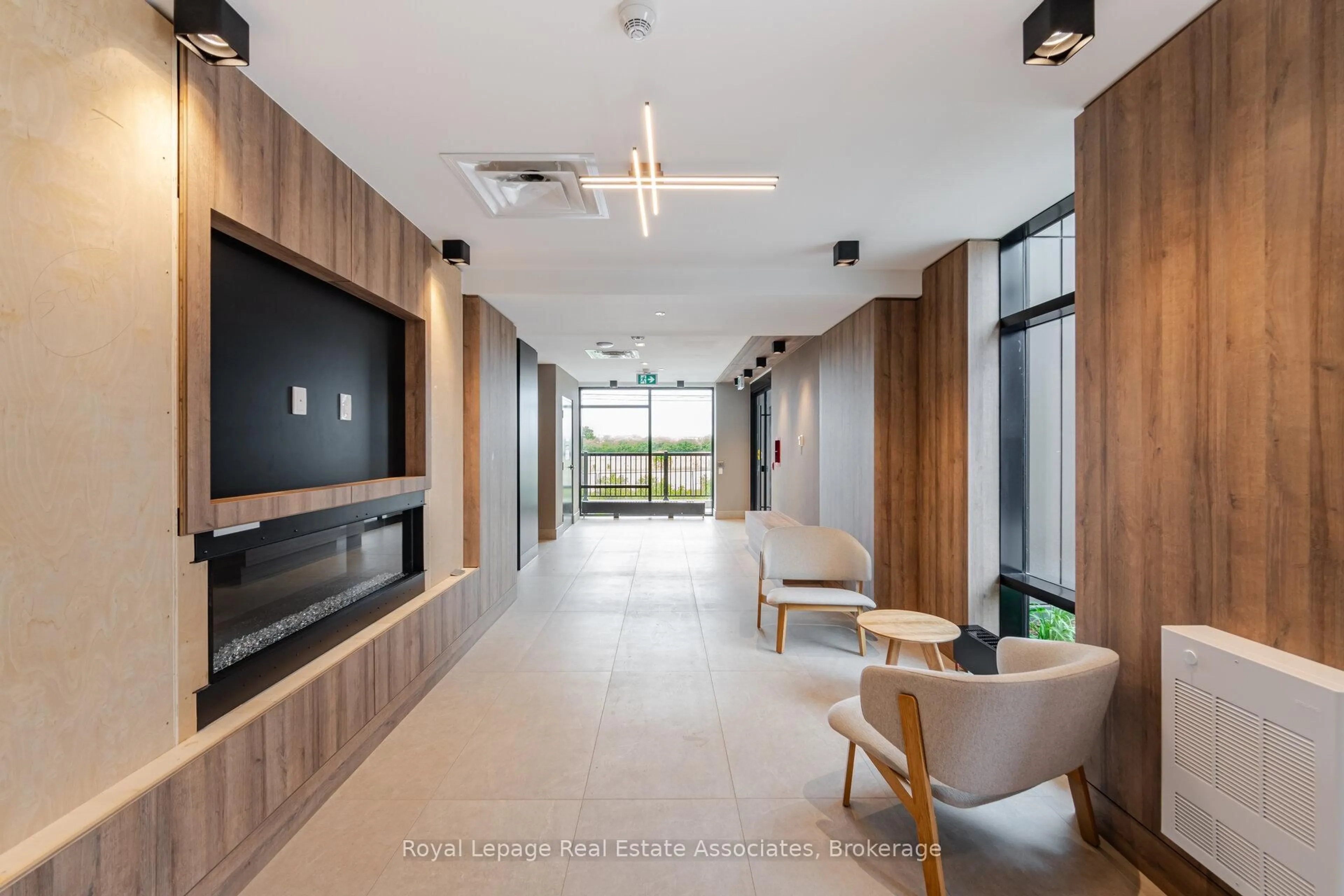 Indoor foyer for 335 Wheat Boom Dr #406, Oakville Ontario L6H 7Y1