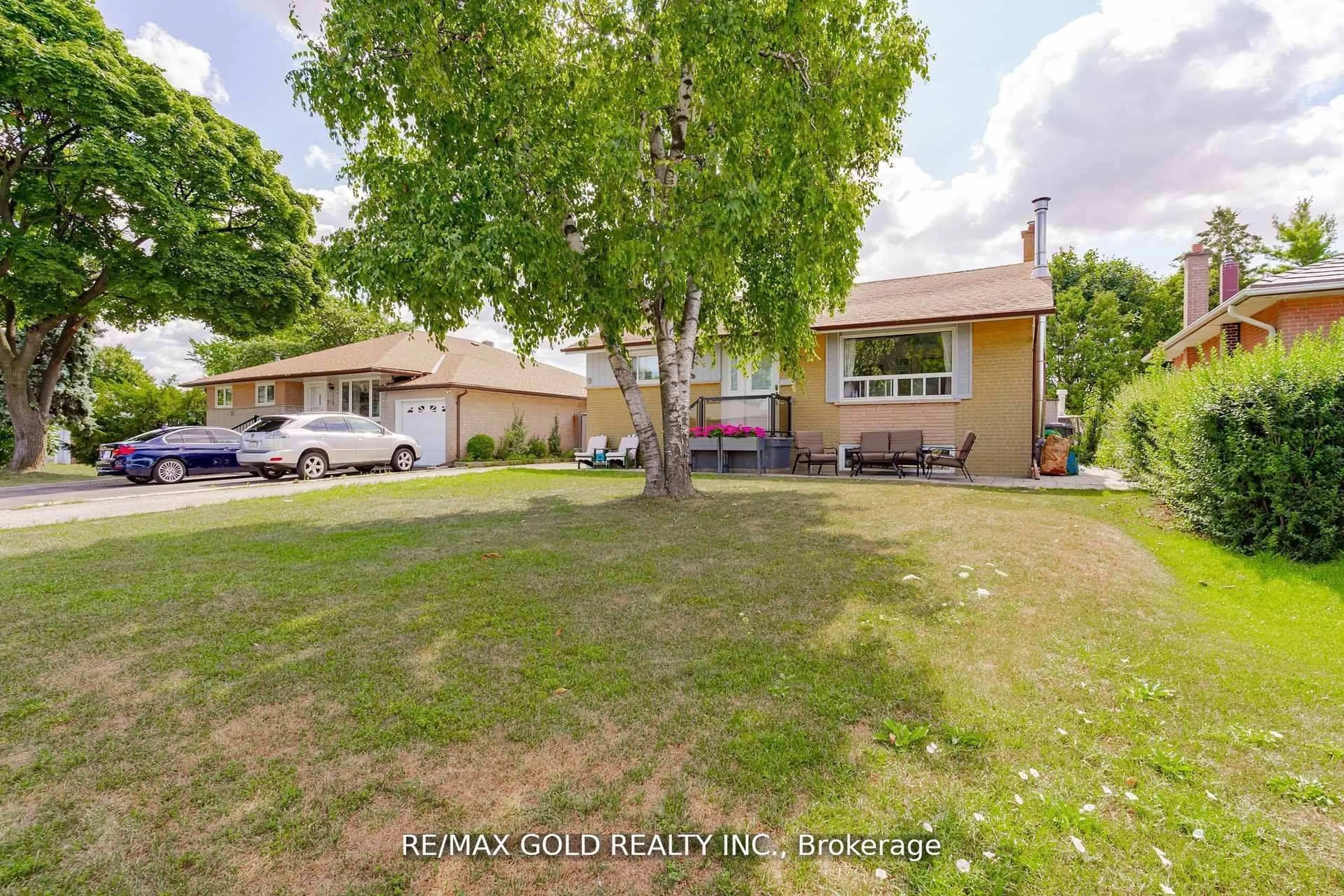 A pic from outside/outdoor area/front of a property/back of a property/a pic from drone, street for 9 Ashwood Cres, Brampton Ontario L6T 1M1