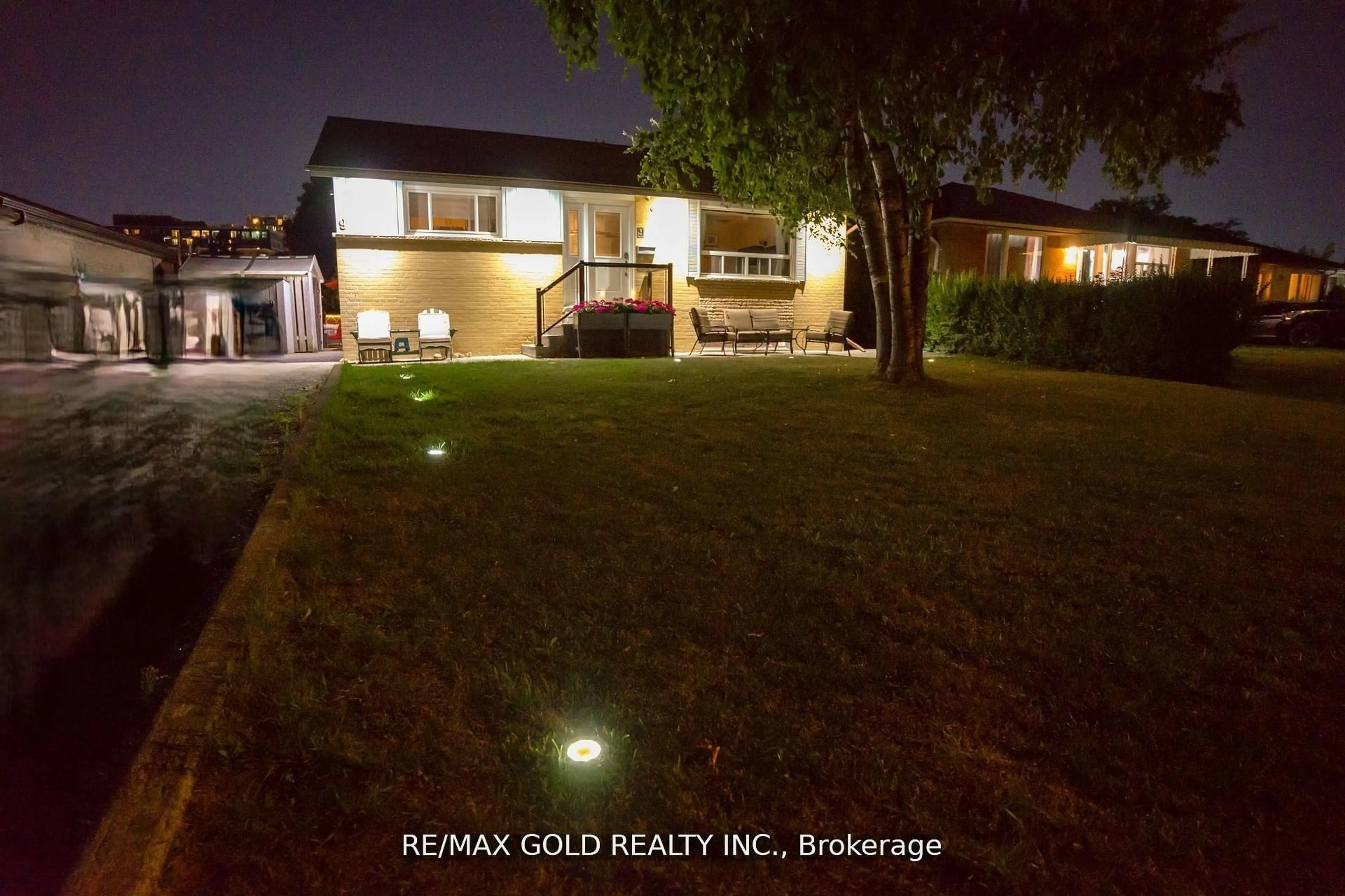 A pic from outside/outdoor area/front of a property/back of a property/a pic from drone, street for 9 Ashwood Cres, Brampton Ontario L6T 1M1