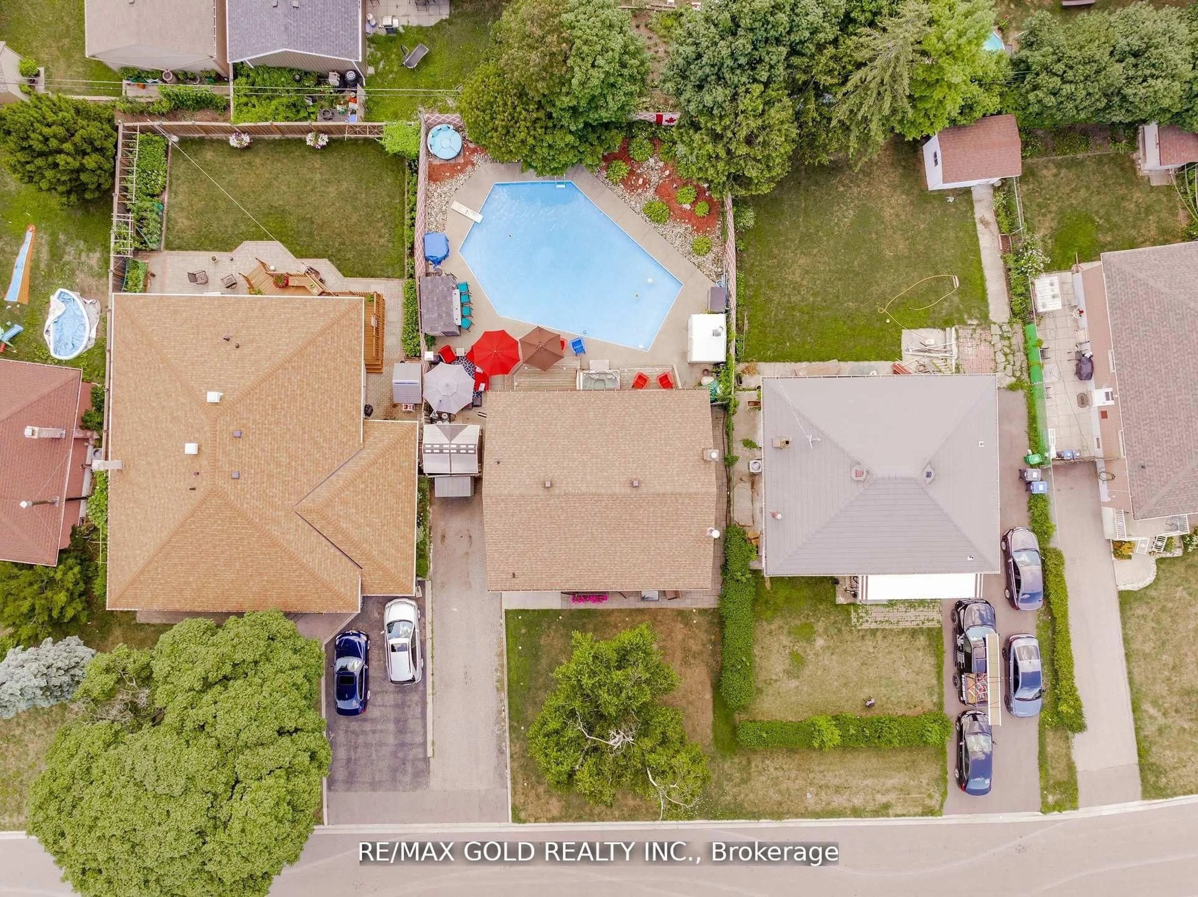 A pic from outside/outdoor area/front of a property/back of a property/a pic from drone, street for 9 Ashwood Cres, Brampton Ontario L6T 1M1